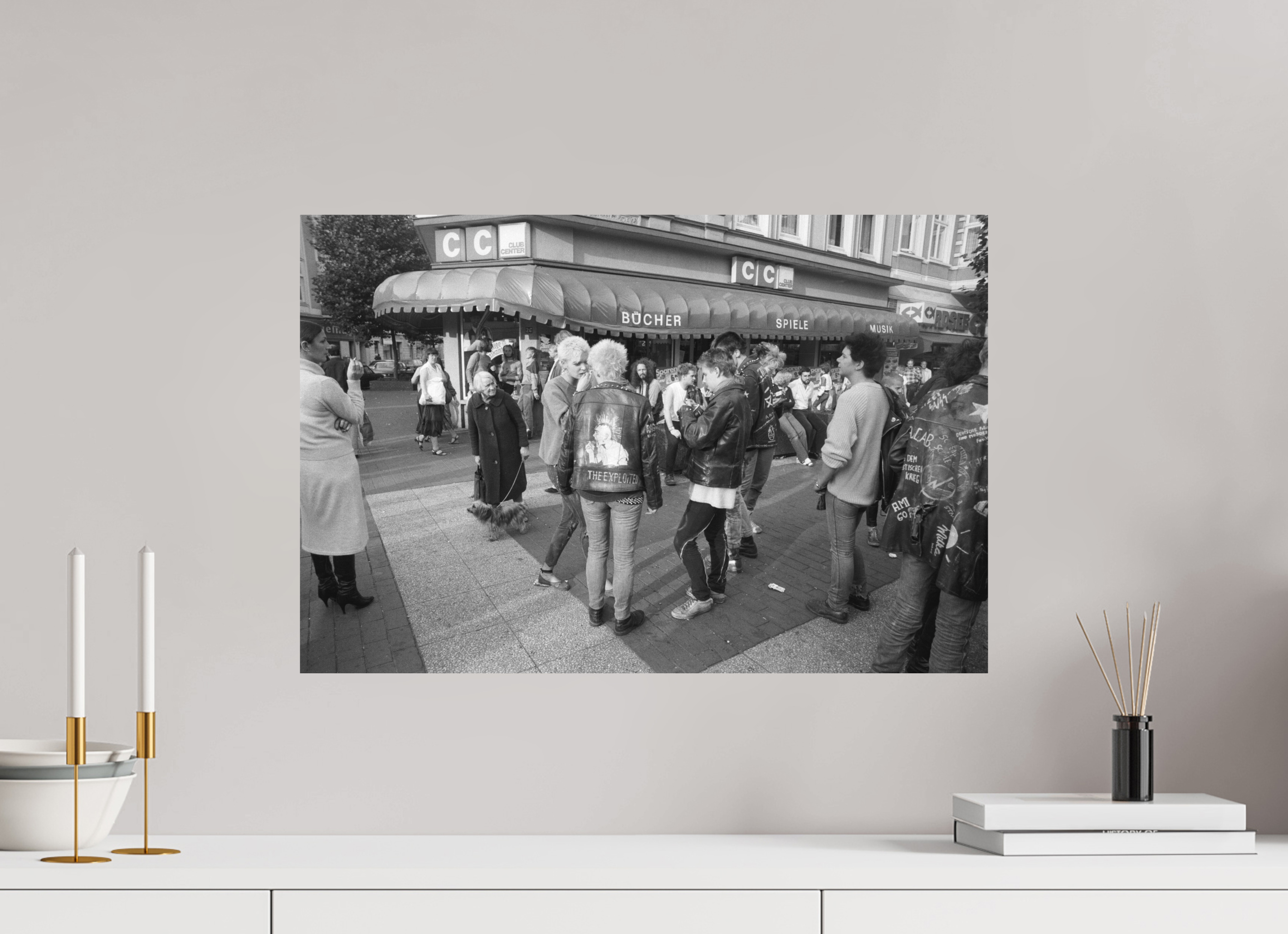 60 x 40 cm, 2. Foto auf Alu-Dibond Johannes Hartmann: Jetzt auch noch die Punks... (S/W-Foto)