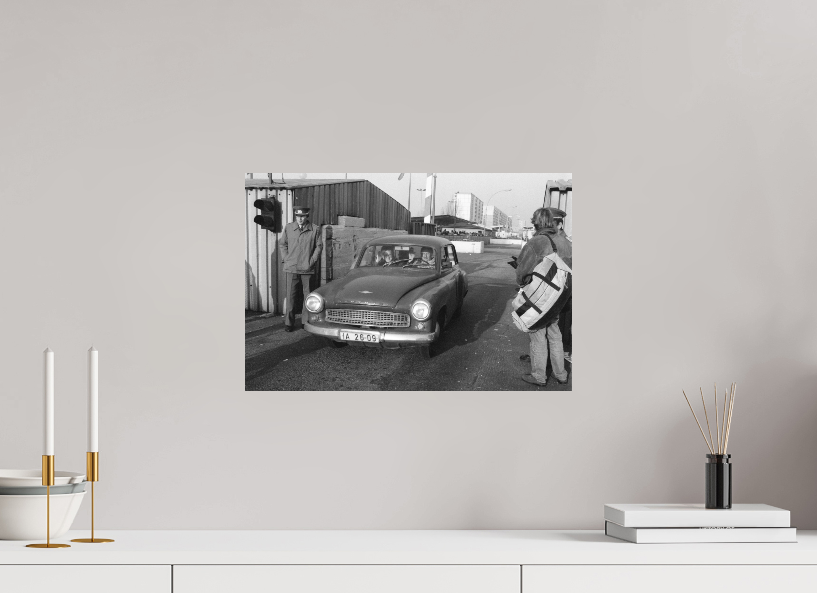 45 x 30 cm, 2. Foto auf Alu-Dibond Johannes Hartmann: Mit Hallo in den Westen (S/W-Foto)