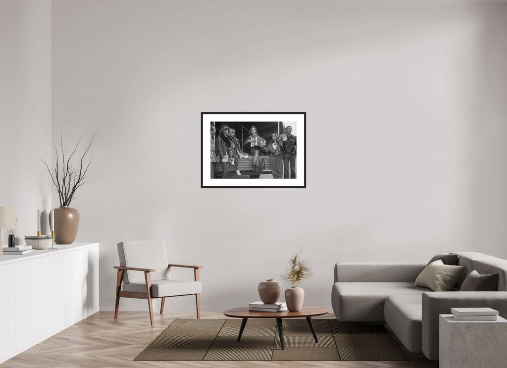 90 x 60 cm, 4b. Foto im Holz-Rahmen (20mm) mit Weißrand Johannes Hartmann: Christopher Street Day 1981 – 1 (S/W-Foto)