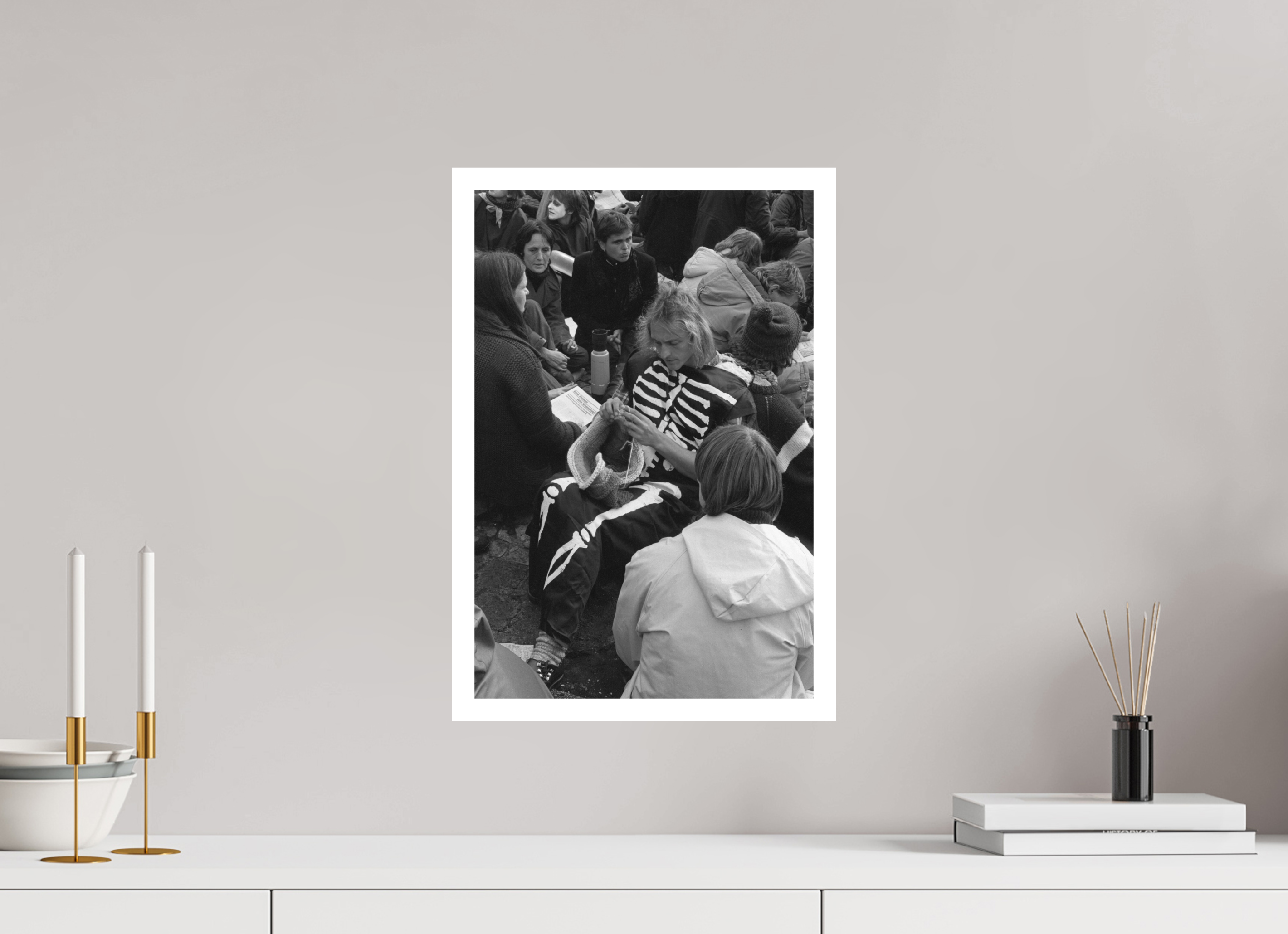 30 x 45 cm, 1. Foto mit Weißrand Johannes Hartmann: Der Tod und sein Strickzeug (S/W-Foto)