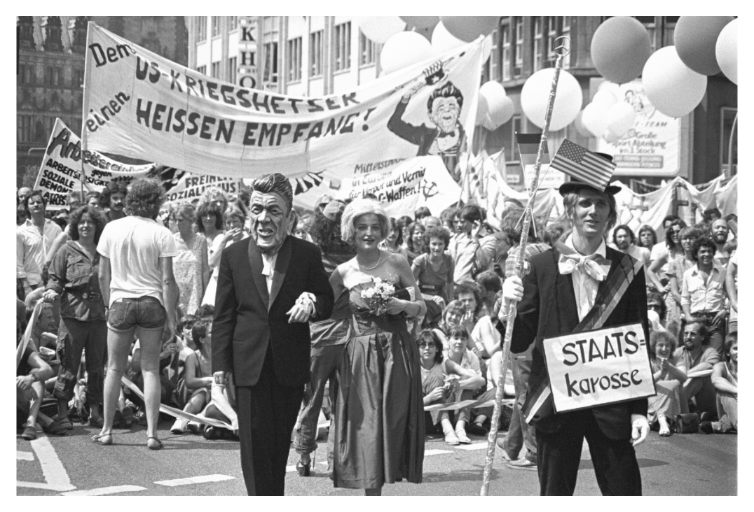 Main image Johannes Hartmann: Heißer Empfang (S/W-Foto)