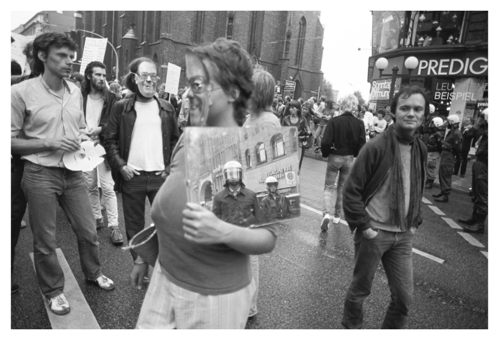 Main image Johannes Hartmann: Den Spiegel vorgehalten (S/W-Foto)