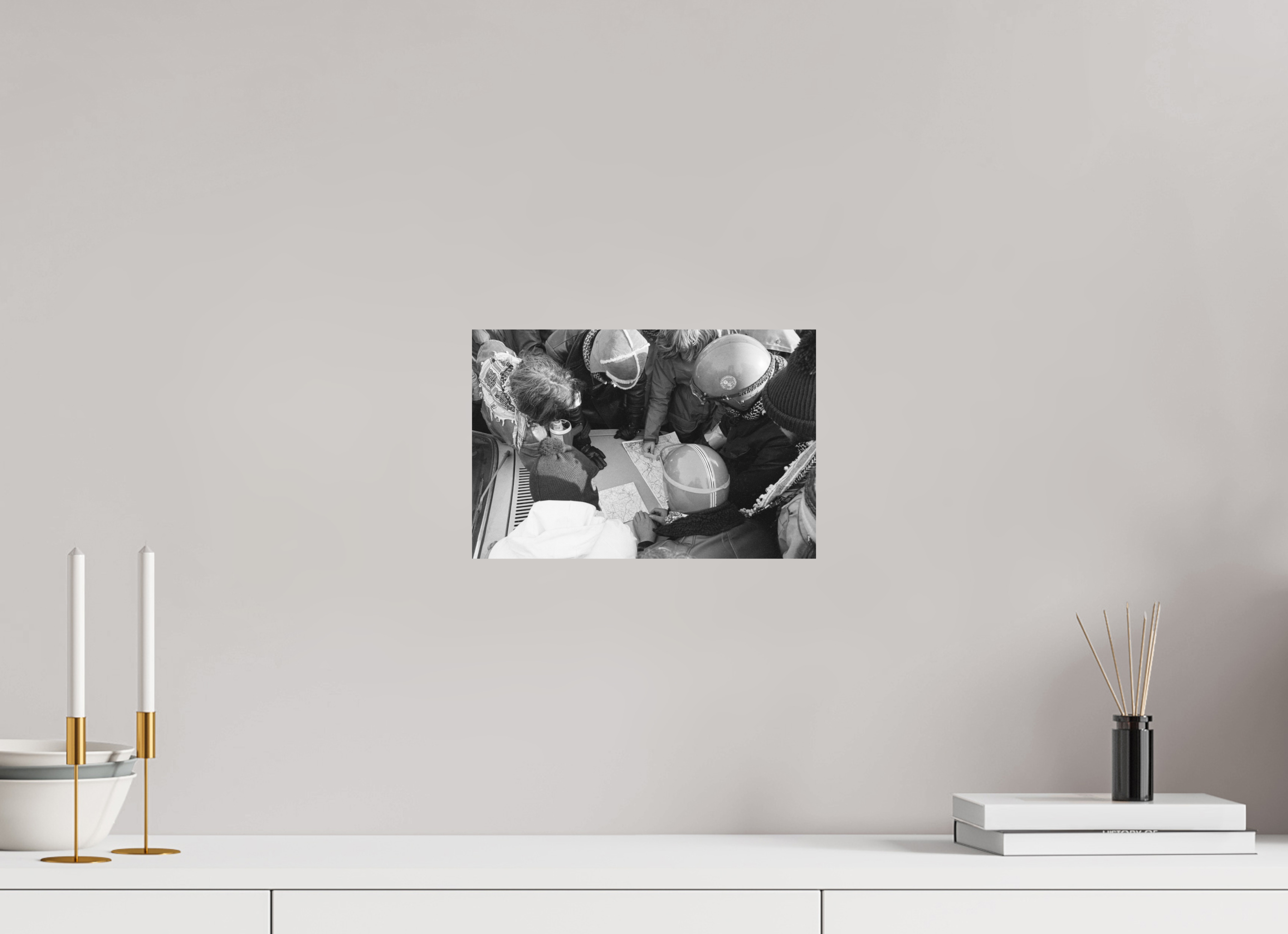 30 x 20 cm, 2. Foto auf Alu-Dibond Johannes Hartmann: Wie umgehen wir die Polizeisperren? (S/W-Foto)