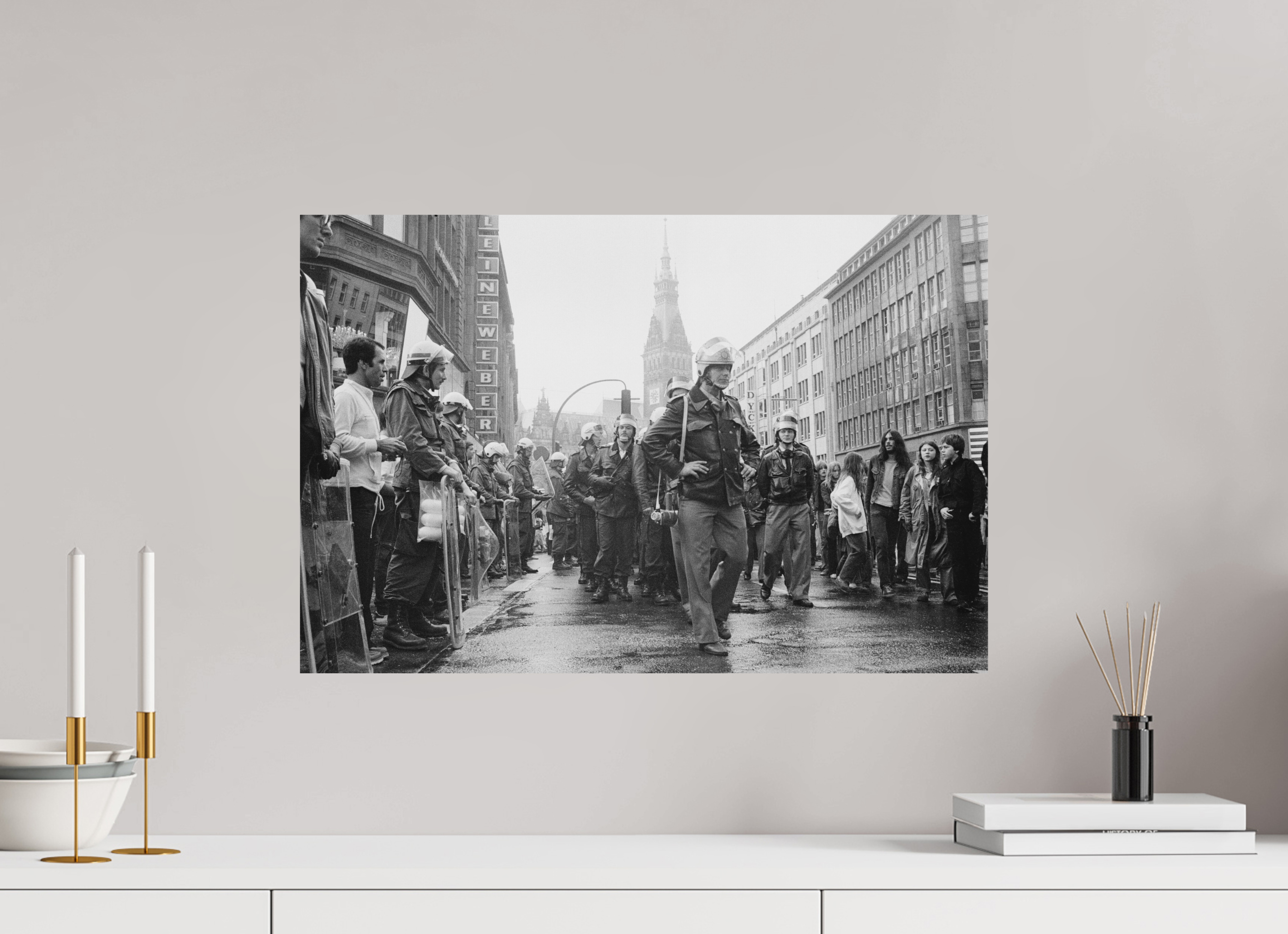 60 x 40 cm, 2. Foto auf Alu-Dibond Johannes Hartmann: Markanter Aufmarsch (S/W-Foto)