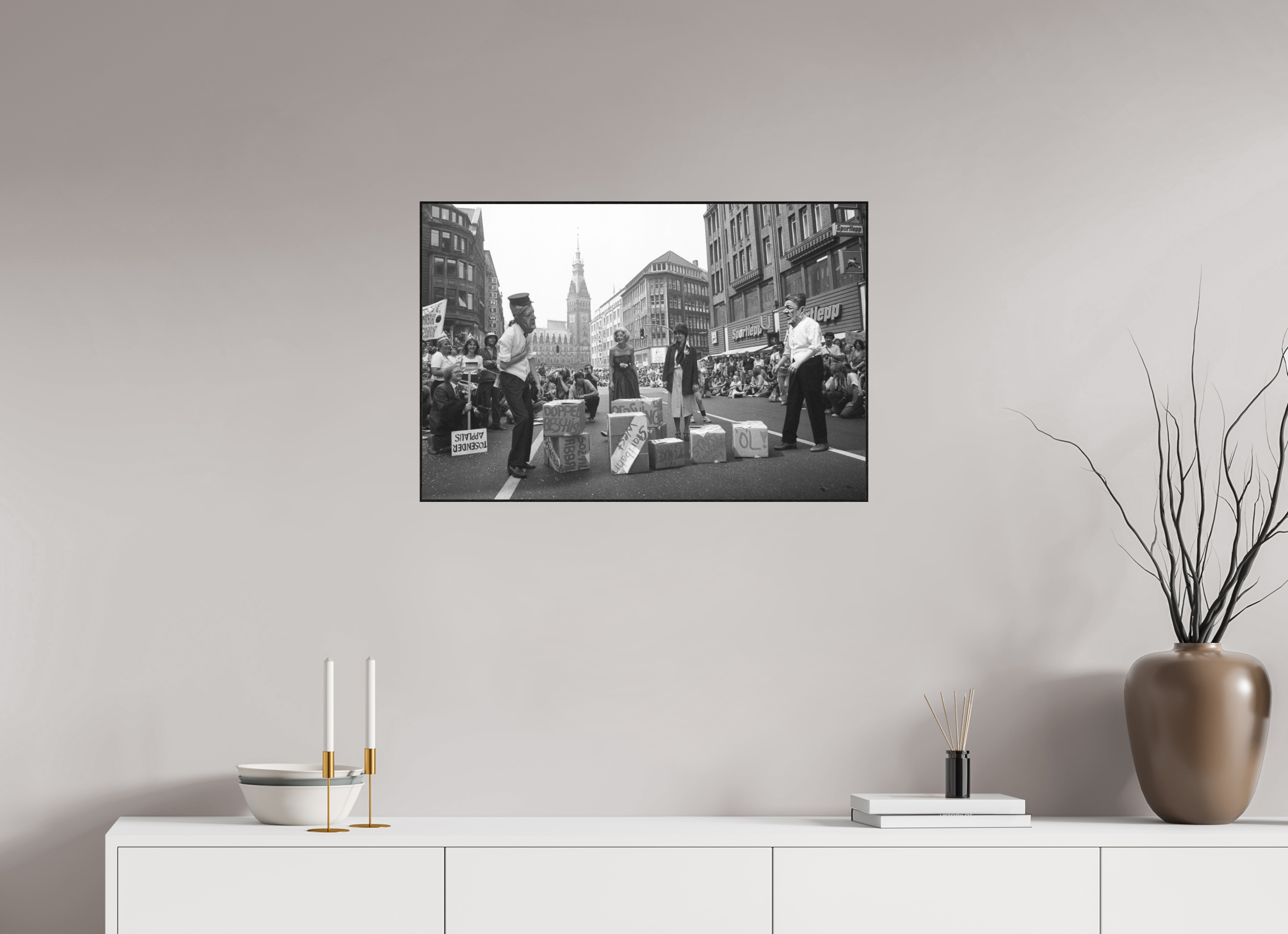 75 x 50 cm, 3a. Foto in ArtBox (4mm) Johannes Hartmann: NATO-Doppelbeschiss (S/W-Foto)