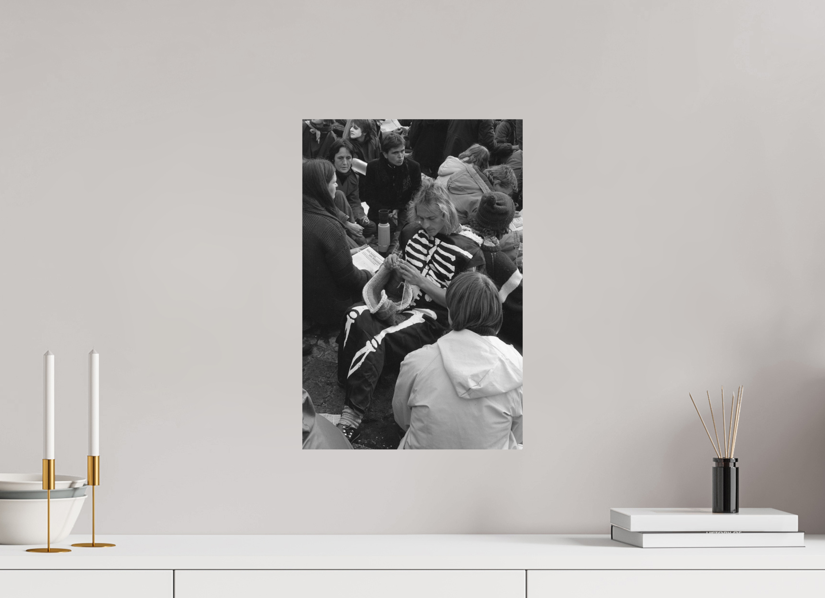 30 x 45 cm, 2. Foto auf Alu-Dibond Johannes Hartmann: Der Tod und sein Strickzeug (S/W-Foto)