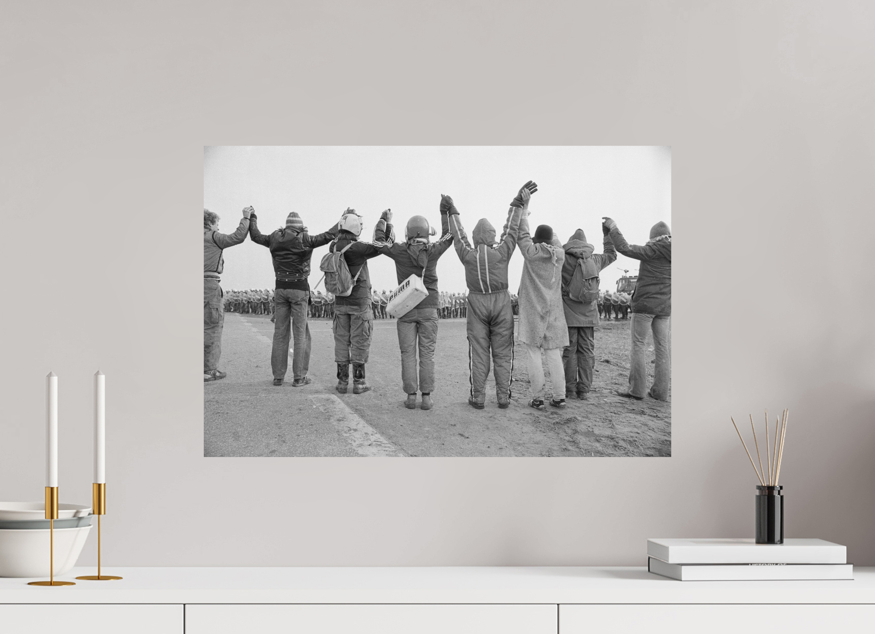 60 x 40 cm, 2. Foto auf Alu-Dibond Johannes Hartmann: Schaut her, wir demonstrieren gewaltfrei (S/W-Foto)