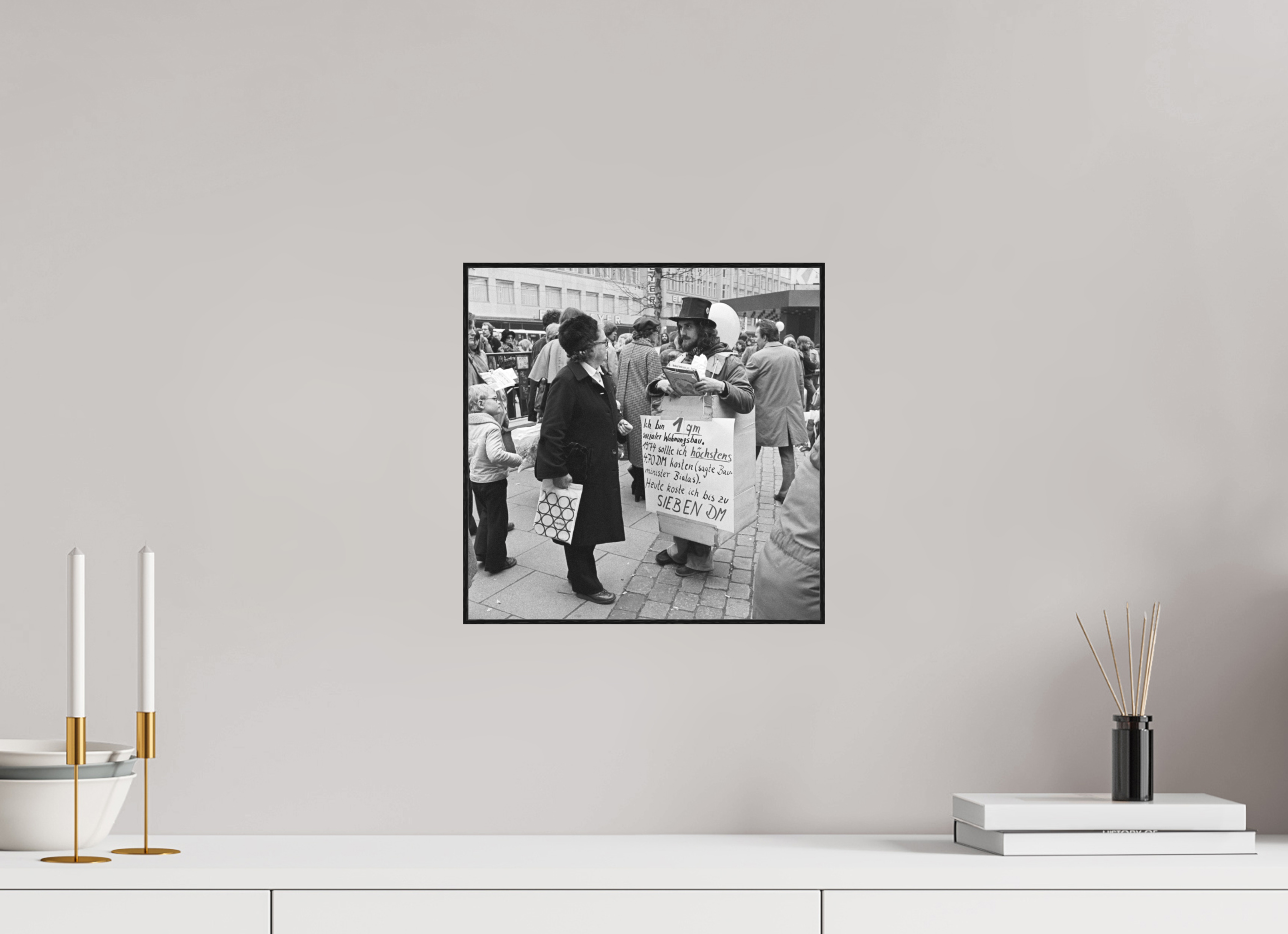 30 x 30 cm, 3a. Foto in ArtBox (4mm) Johannes Hartmann: Ich bin 1qm sozialer Wohnungsbau. (S/W-Foto)