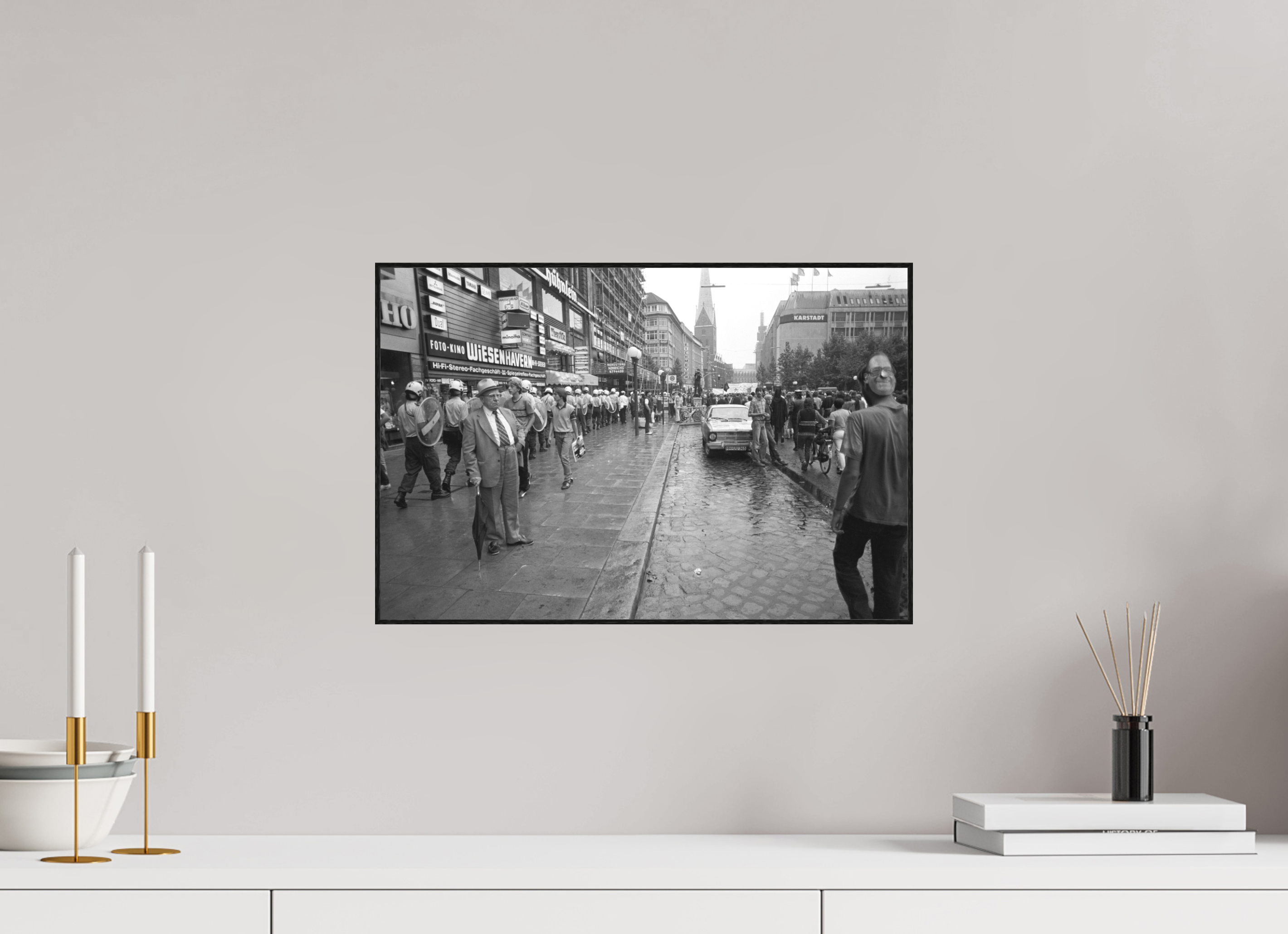 45 x 30 cm, 3a. Foto in ArtBox (4mm) Johannes Hartmann: Was soll dieser ganze Zirkus? (S/W-Foto)