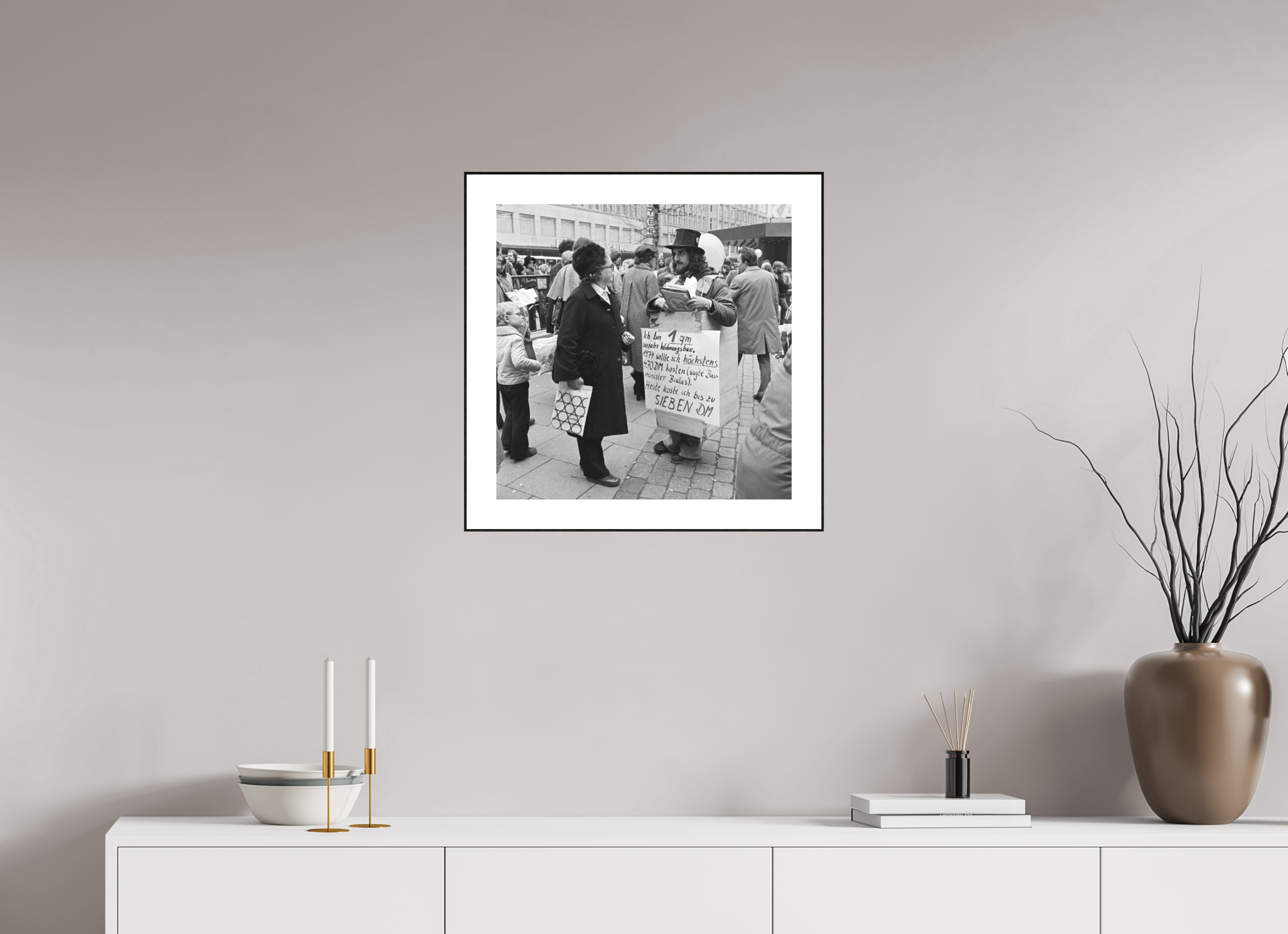 50 x 50 cm, 3b. Foto in ArtBox (4mm) mit Weißrand Johannes Hartmann: Ich bin 1qm sozialer Wohnungsbau. (S/W-Foto)