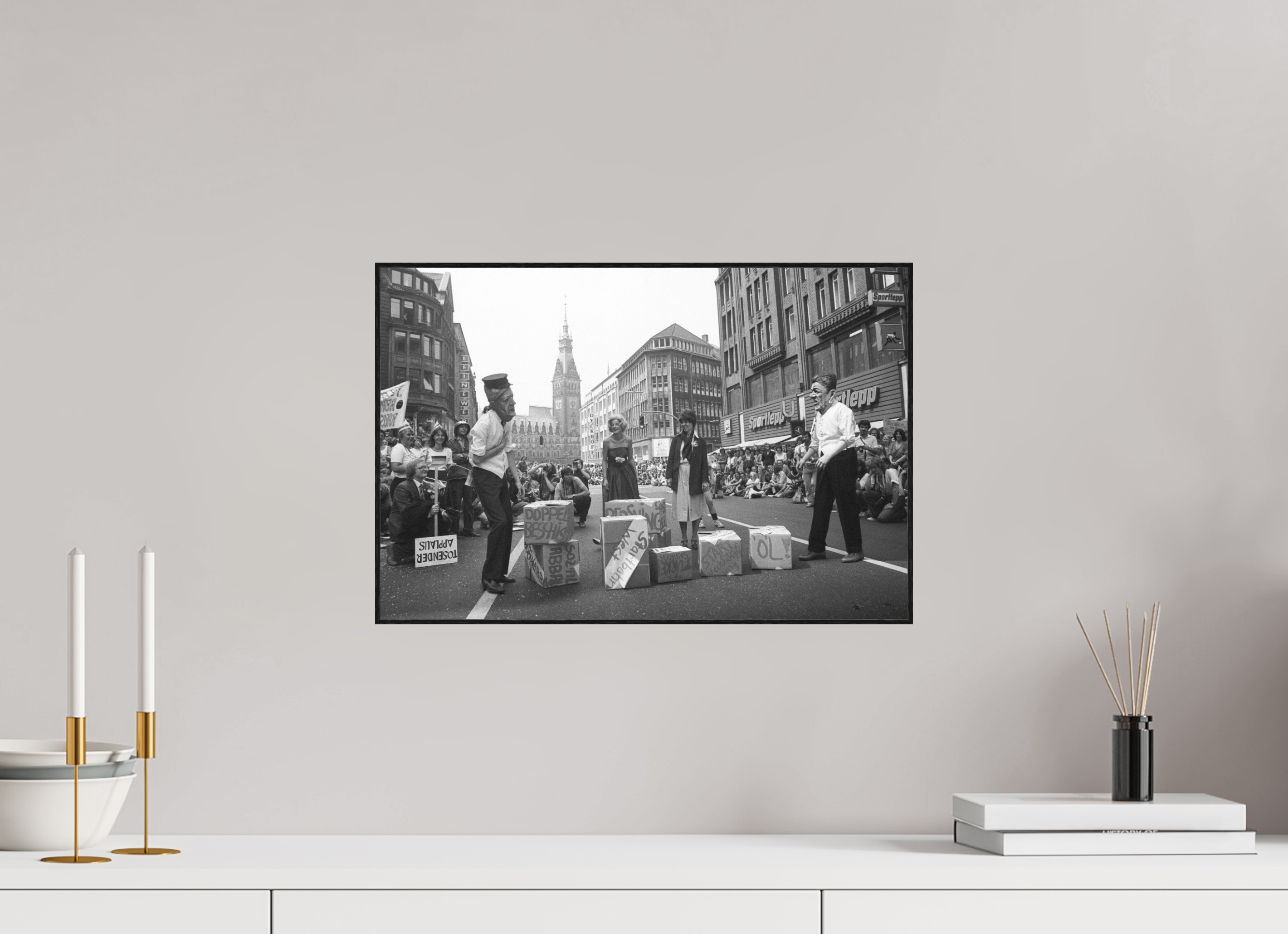 45 x 30 cm, 3a. Foto in ArtBox (4mm) Johannes Hartmann: NATO-Doppelbeschiss (S/W-Foto)