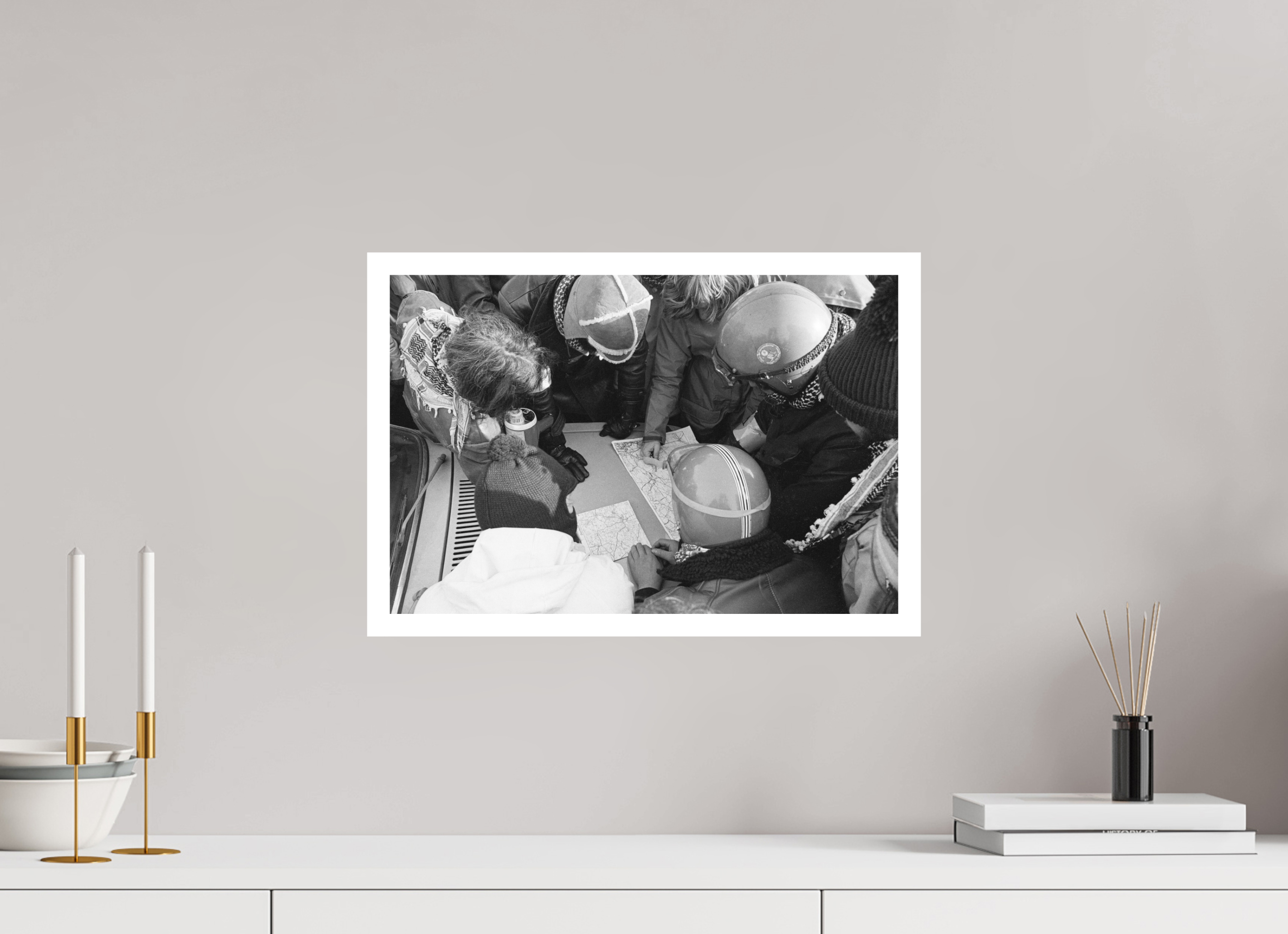 45 x 30 cm, 1. Foto mit Weißrand Johannes Hartmann: Wie umgehen wir die Polizeisperren? (S/W-Foto)