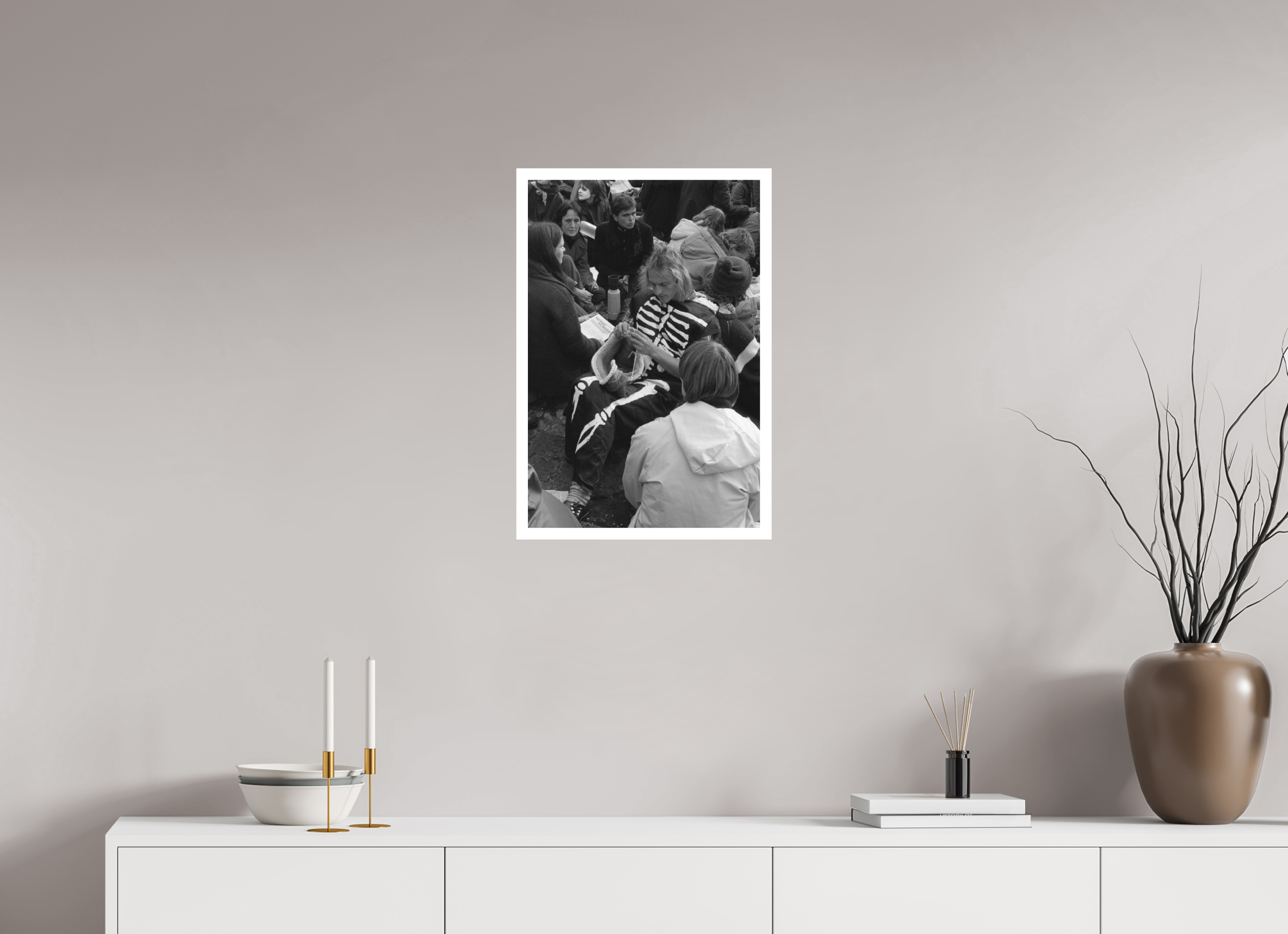 40 x 60 cm, 1. Foto mit Weißrand Johannes Hartmann: Der Tod und sein Strickzeug (S/W-Foto)