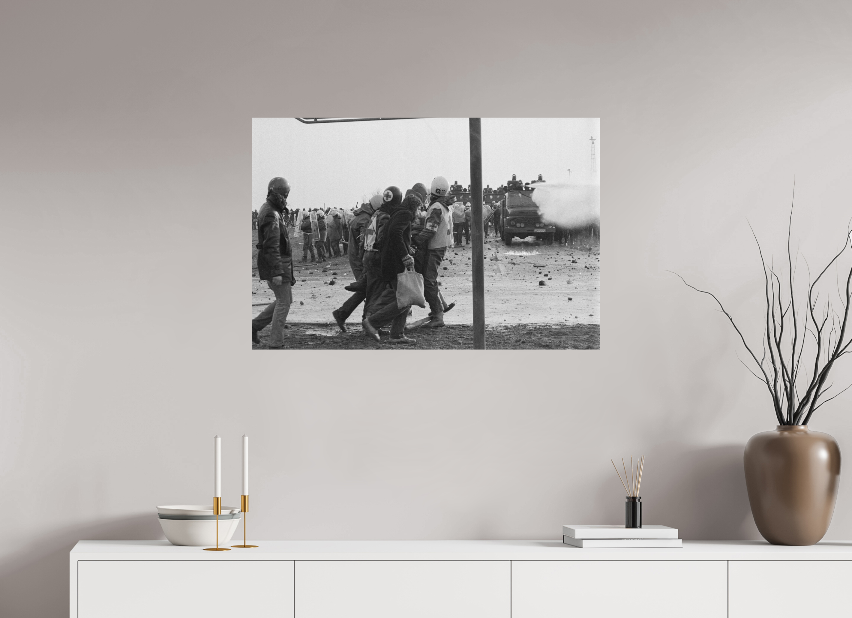 90 x 60 cm, 2. Foto auf Alu-Dibond Johannes Hartmann: Verletztentransport (S/W-Foto)