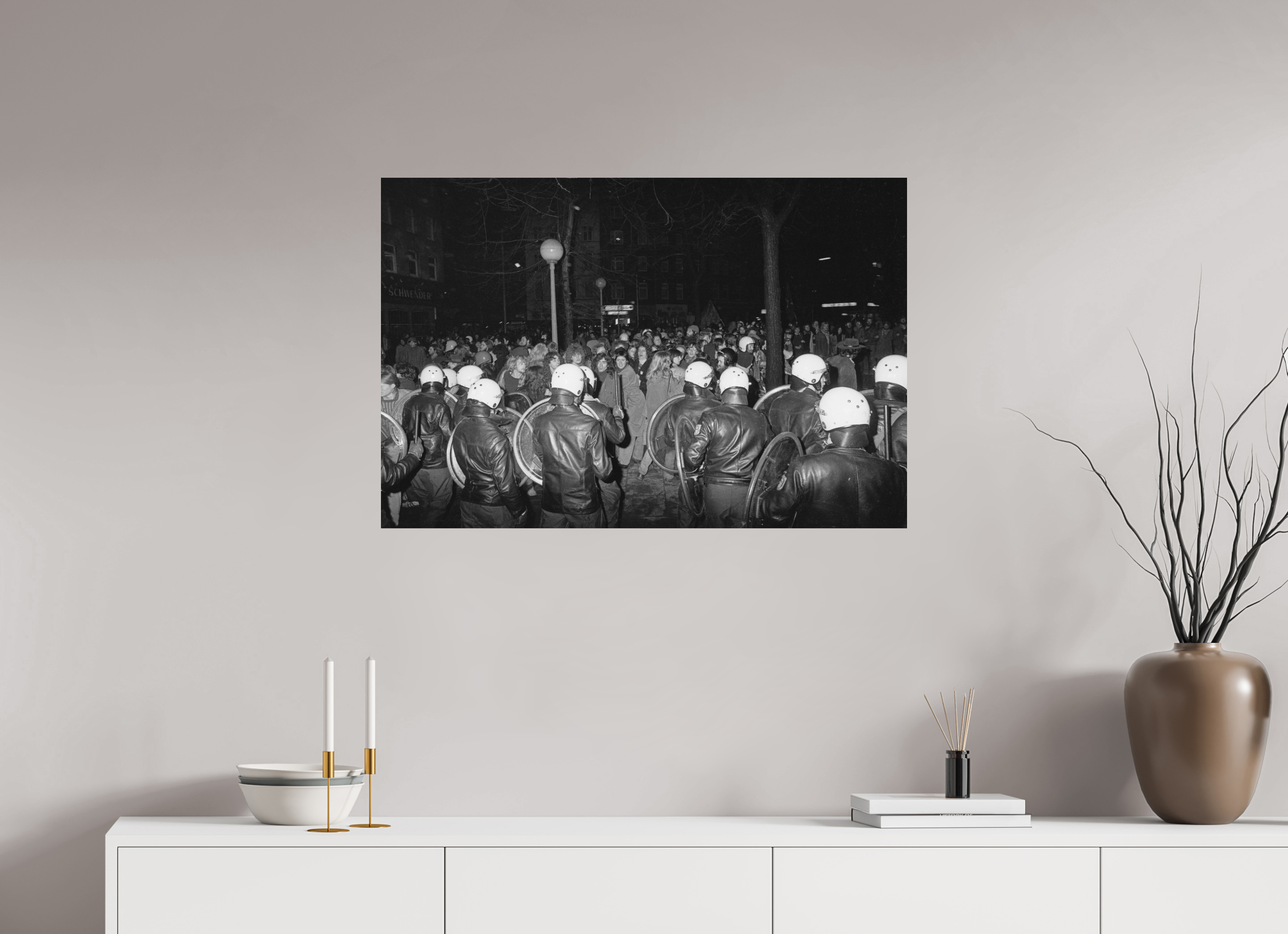 90 x 60 cm, 2. Foto auf Alu-Dibond Johannes Hartmann: Ende der Demonstration gegen den Polizeistaat… (S/W-Foto)