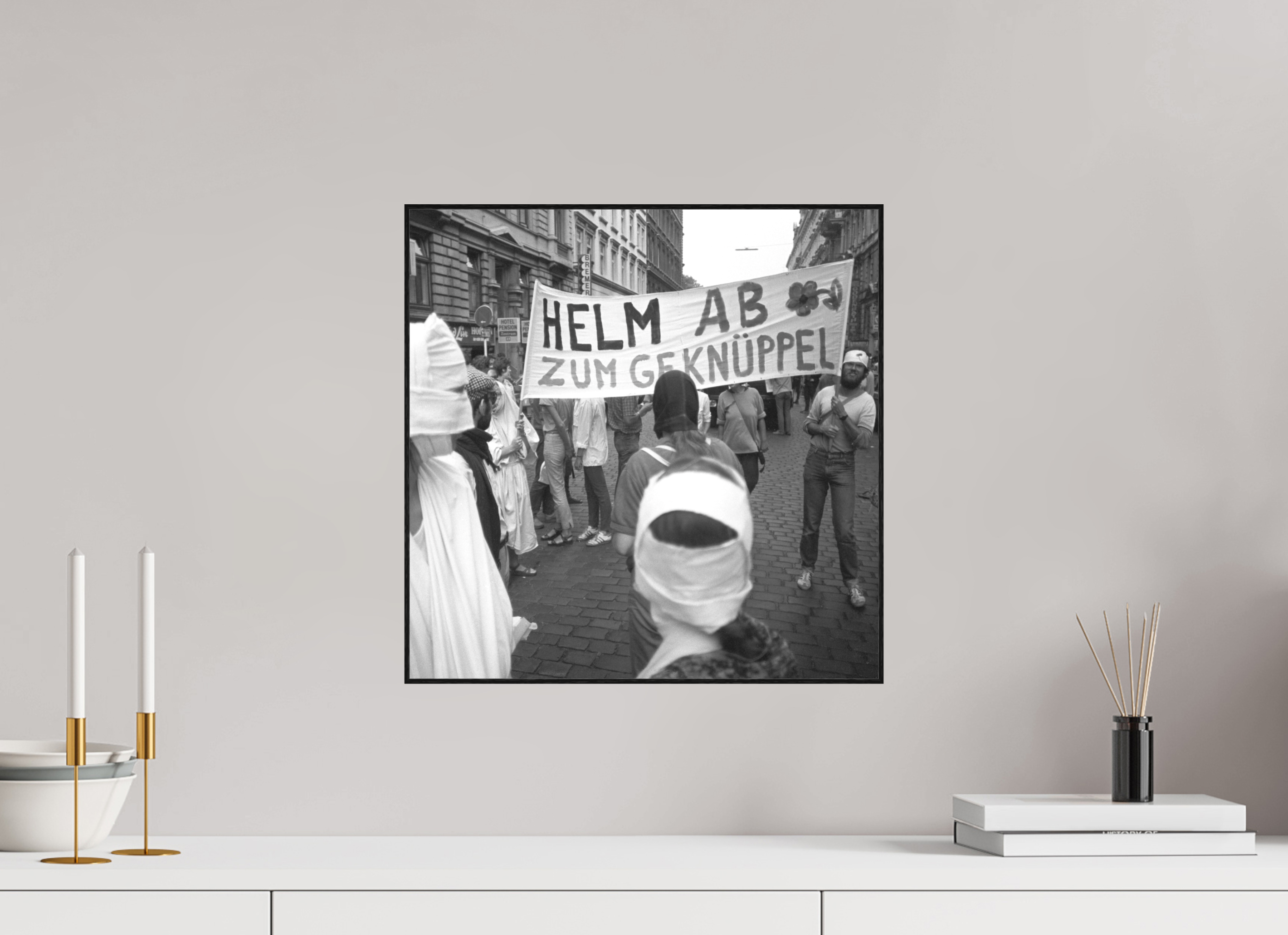 40 x 40 cm, 3a. Foto in ArtBox (4mm) Johannes Hartmann: Helm ab zum Geknüppel (S/W-Foto)