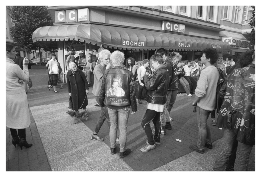 Main image Johannes Hartmann: Jetzt auch noch die Punks... (S/W-Foto)