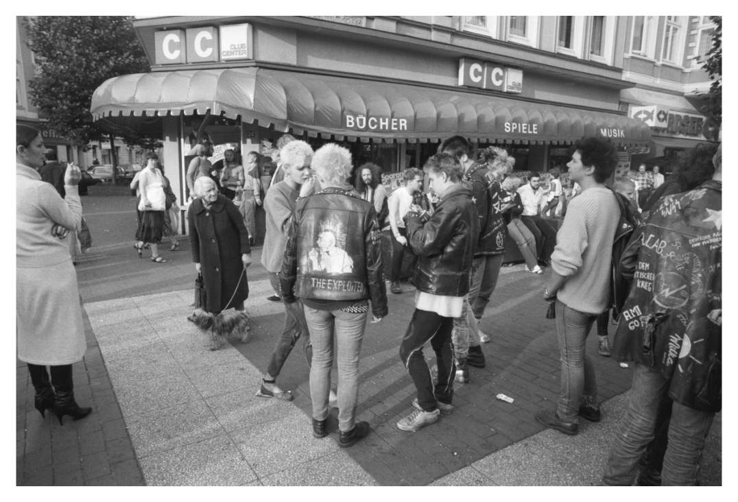 Main image Johannes Hartmann: Jetzt auch noch die Punks... (S/W-Foto)