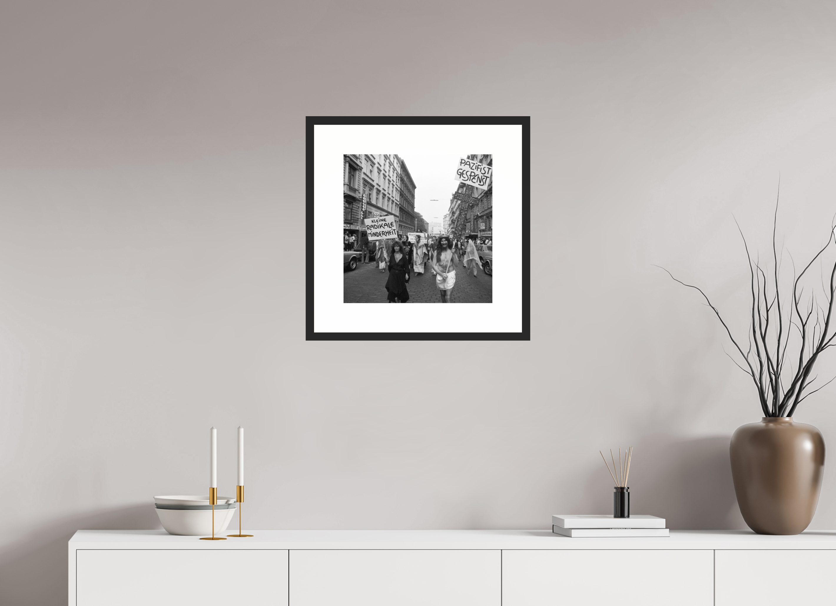 40 x 40 cm, 4b. Foto im Holz-Rahmen (20mm) mit Weißrand Johannes Hartmann: Jesus und die kleine radikale Minderheit (S/W-Foto)