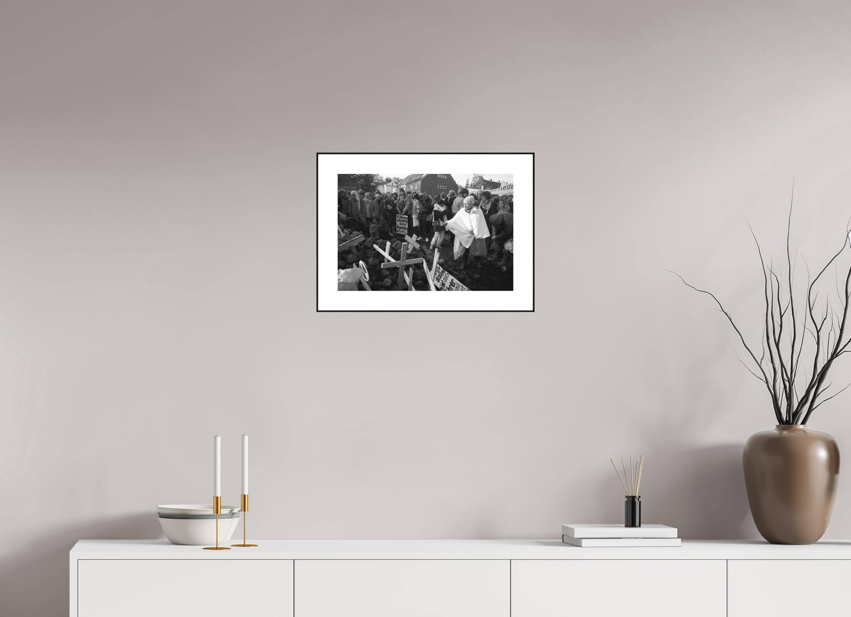 45 x 30 cm, 3b. Foto in ArtBox (4mm) mit Weißrand Johannes Hartmann: Plädoyers für Gewaltfreiheit (S/W-Foto)