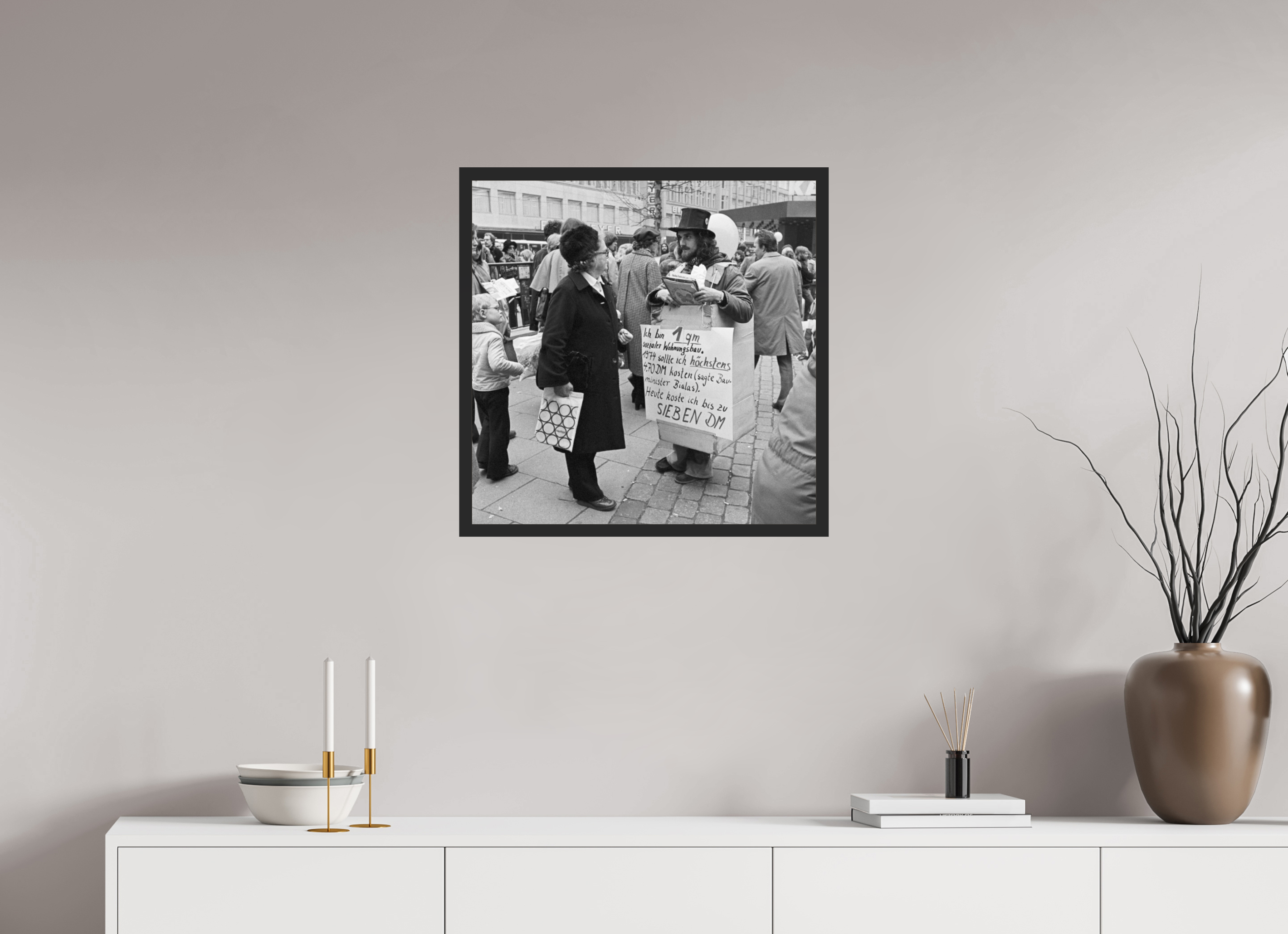 60 x 60 cm, 4a. Foto im Holz-Rahmen (20mm) Johannes Hartmann: Ich bin 1qm sozialer Wohnungsbau. (S/W-Foto)