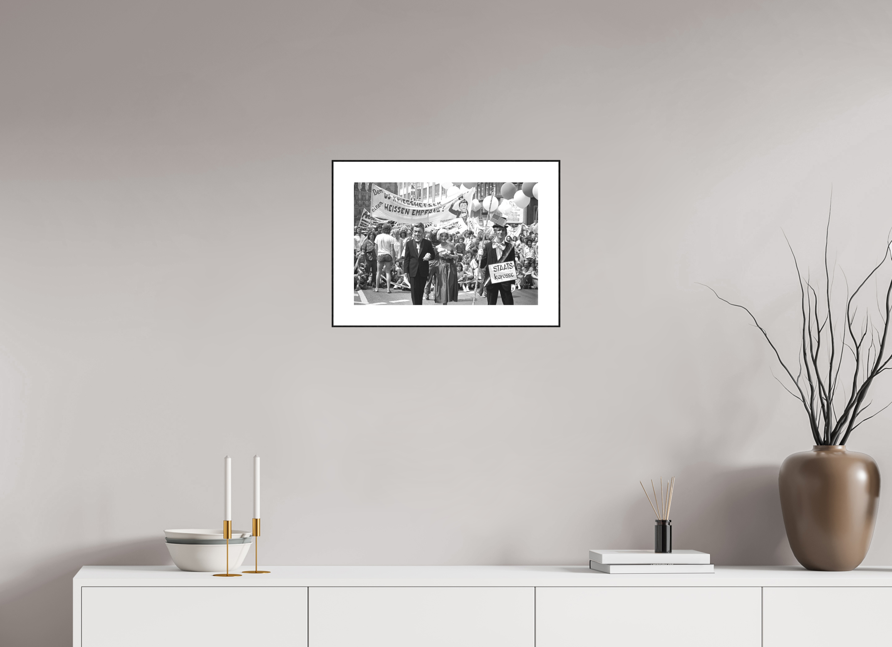 45 x 30 cm, 3b. Foto in ArtBox (4mm) mit Weißrand Johannes Hartmann: Heißer Empfang (S/W-Foto)