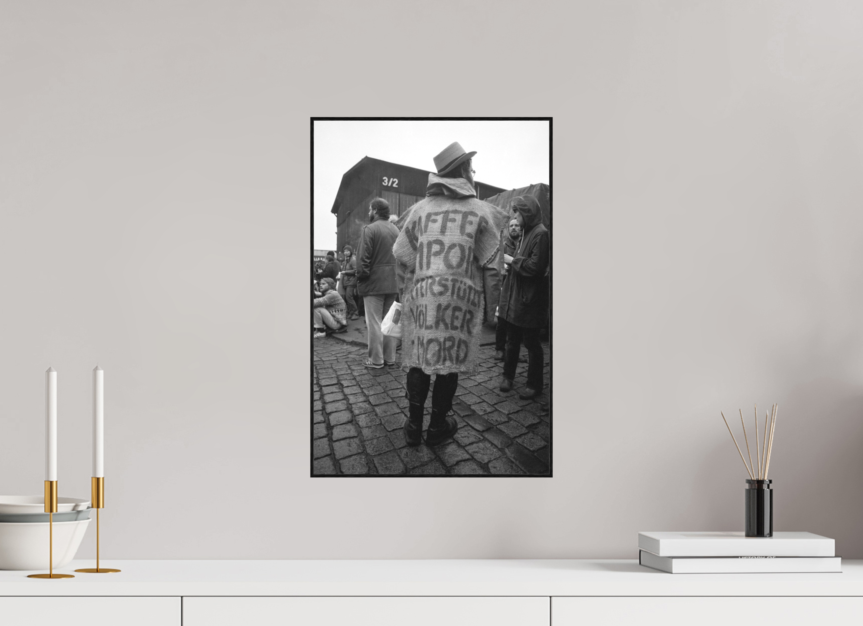 30 x 45 cm, 3a. Foto in ArtBox (4mm) Johannes Hartmann: Kaffee-Import unterstützt Völkermord (S/W-Foto)