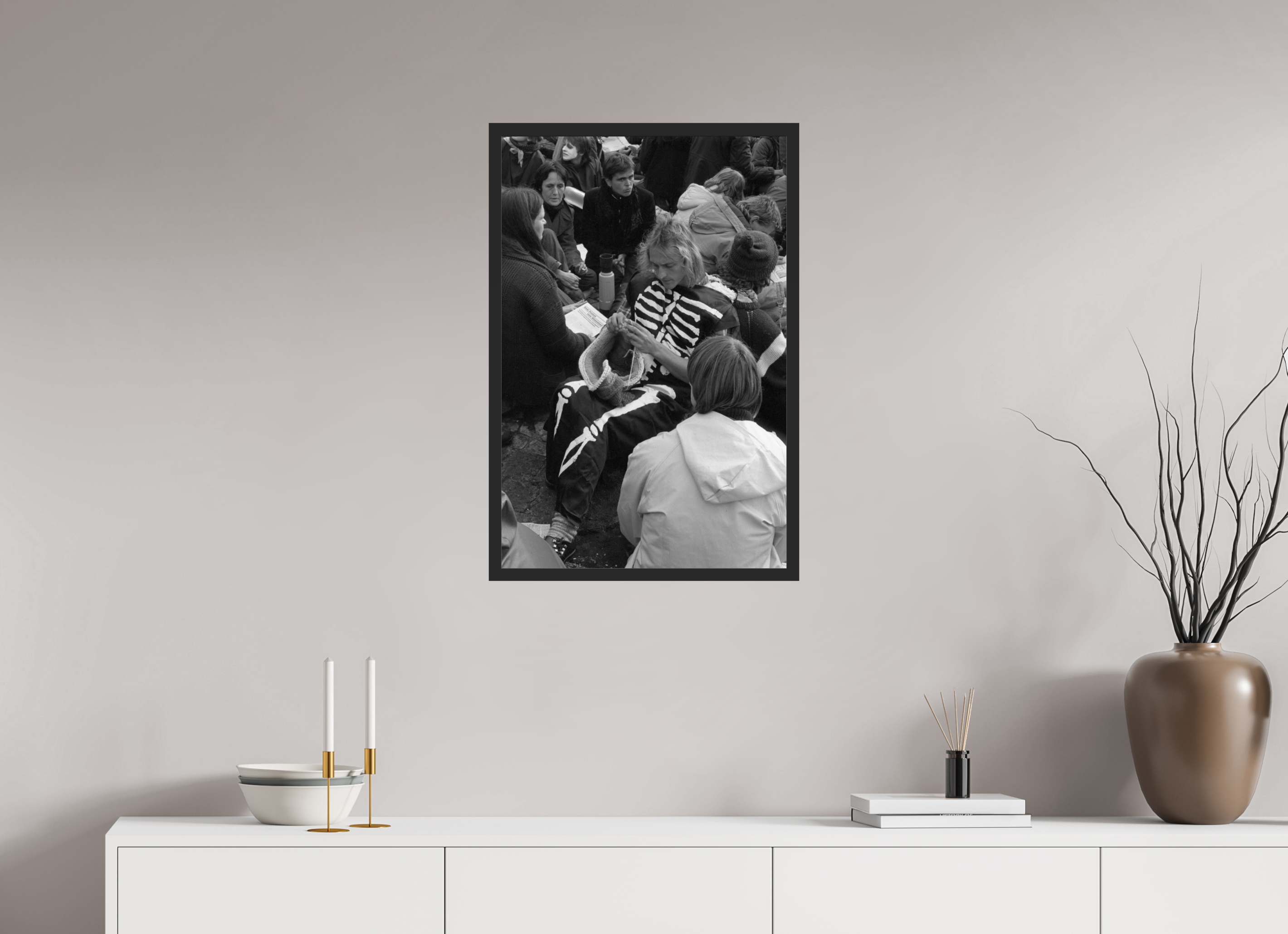 50 x 75 cm, 4a. Foto im Holz-Rahmen (20mm) Johannes Hartmann: Der Tod und sein Strickzeug (S/W-Foto)