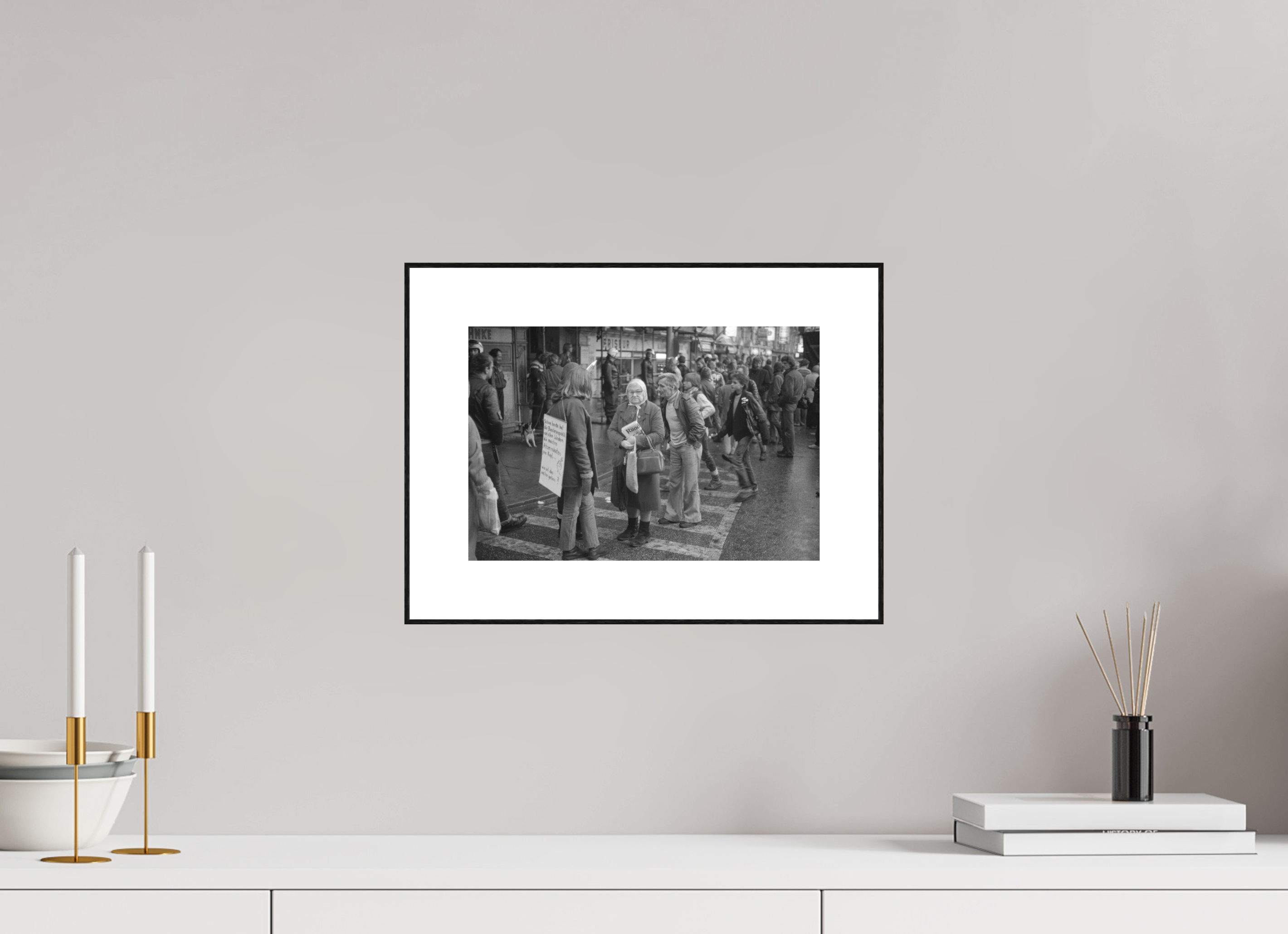 30 x 20 cm, 3b. Foto in ArtBox (4mm) mit Weißrand Johannes Hartmann: Wie soll das weitergehen? (S/W-Foto)