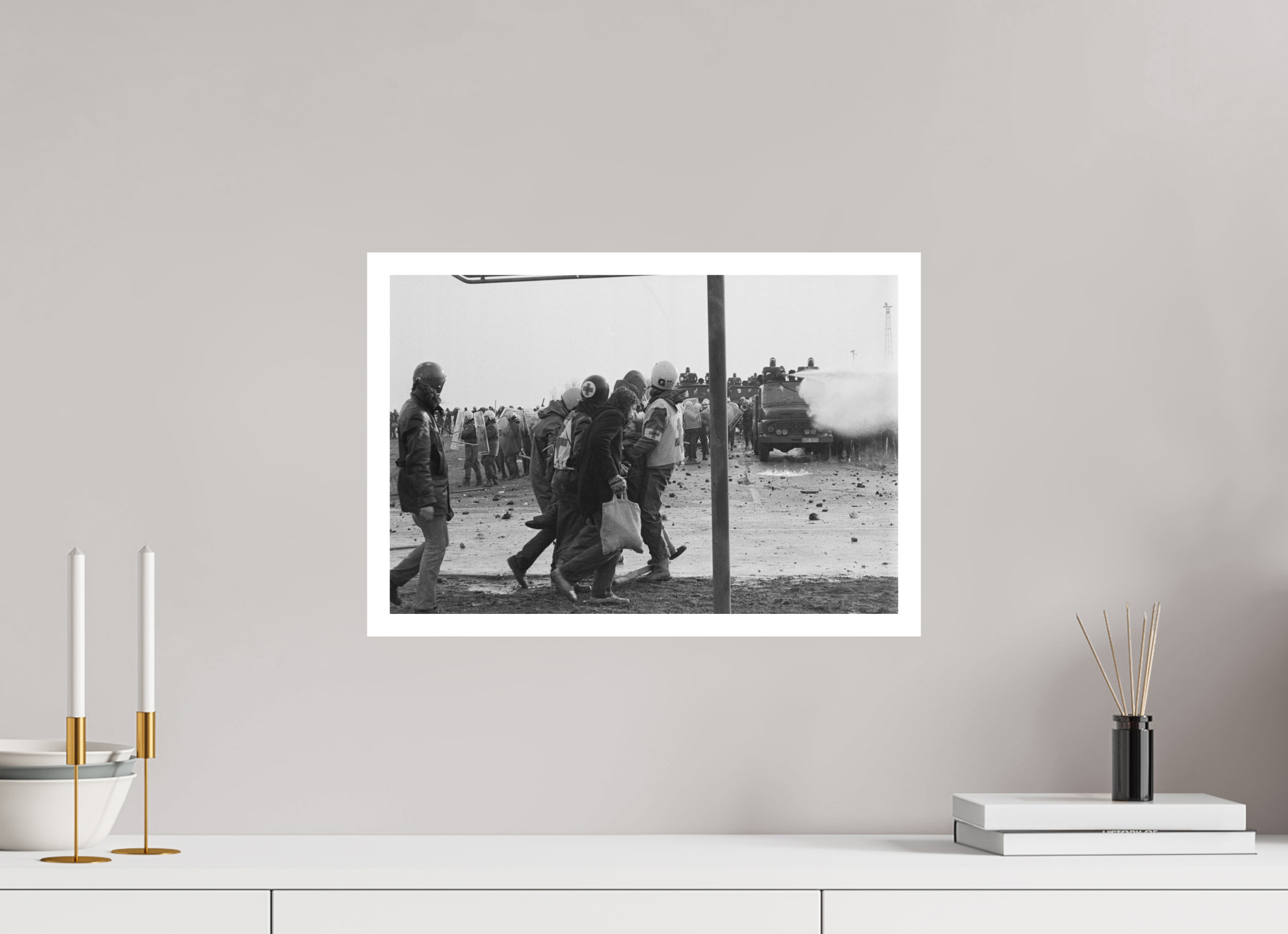 45 x 30 cm, 1. Foto mit Weißrand Johannes Hartmann: Verletztentransport (S/W-Foto)