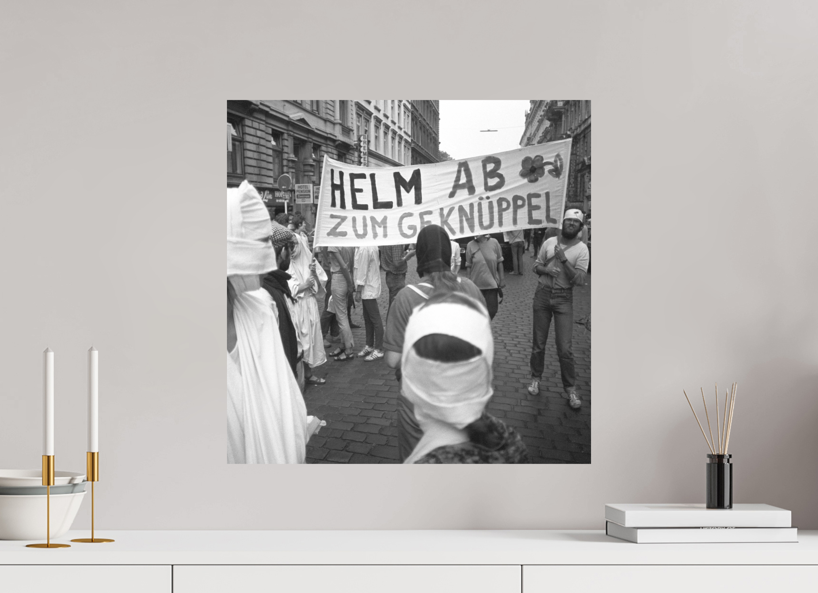 50 x 50 cm, 2. Foto auf Alu-Dibond Johannes Hartmann: Helm ab zum Geknüppel (S/W-Foto)