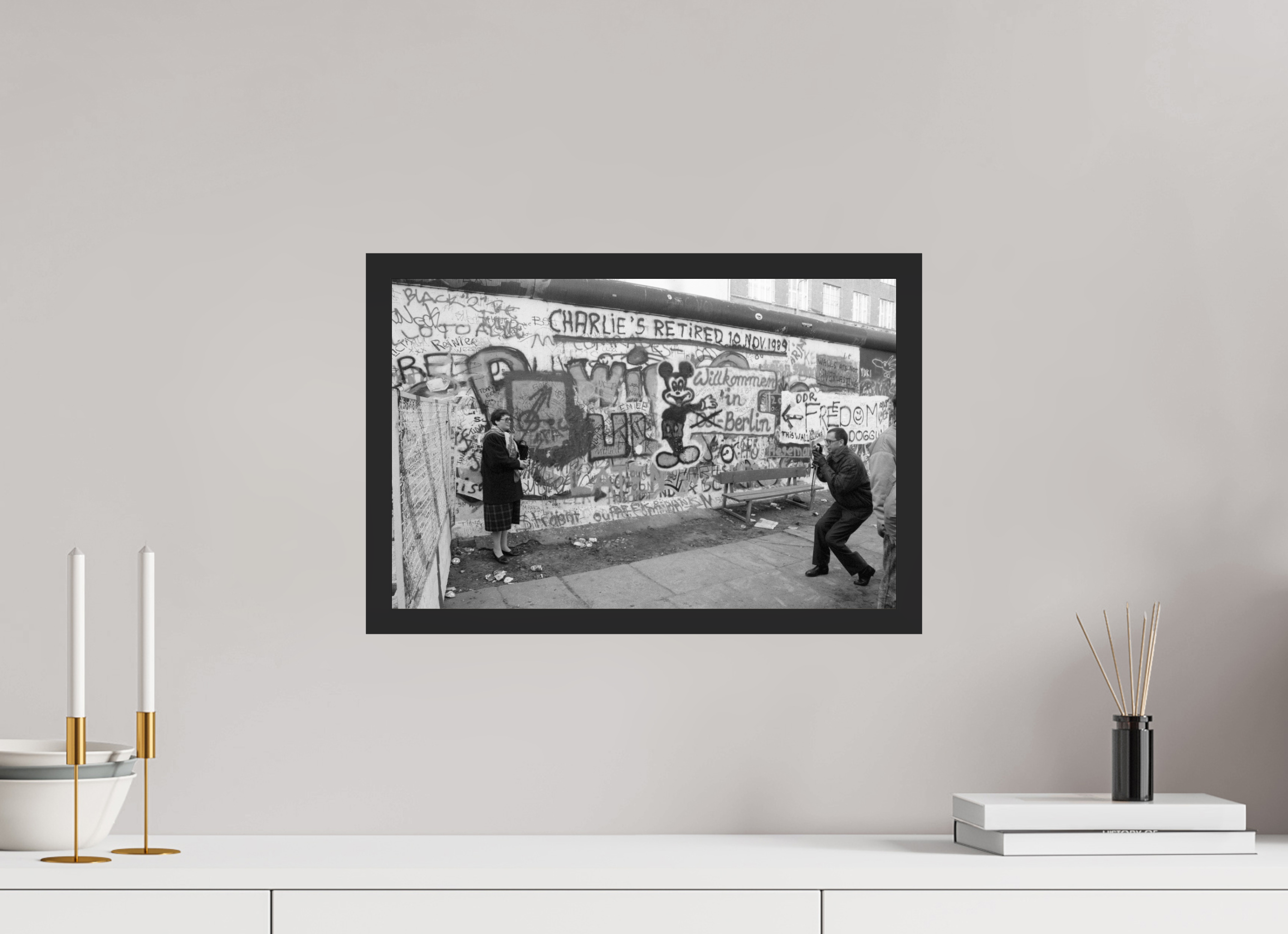 45 x 30 cm, 4a. Foto im Holz-Rahmen (20mm) Johannes Hartmann: Ein Schnappschuss für's Fotoalbum (S/W-Foto)