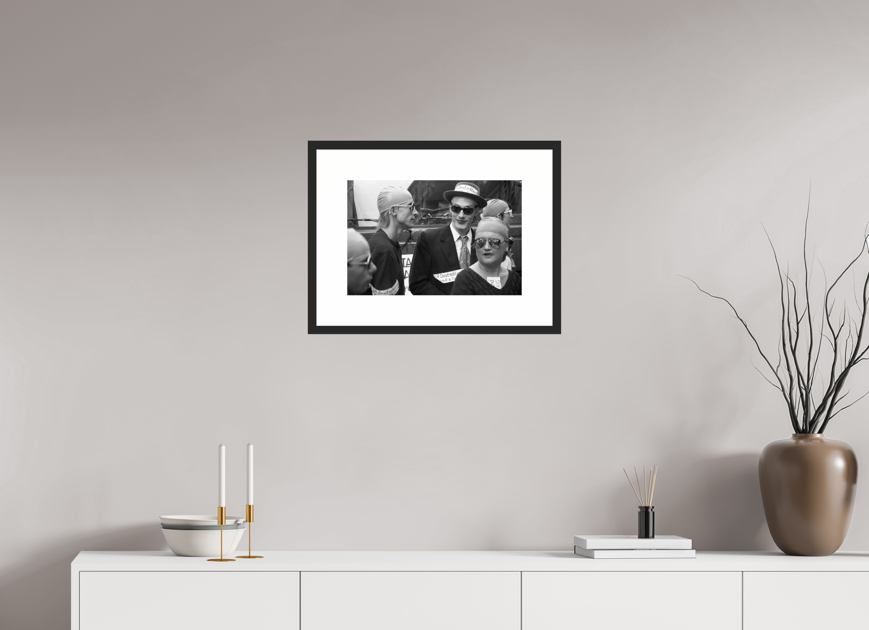 45 x 30 cm, 4b. Foto im Holz-Rahmen (20mm) mit Weißrand Johannes Hartmann: Badekappitalisten (S/W-Foto)