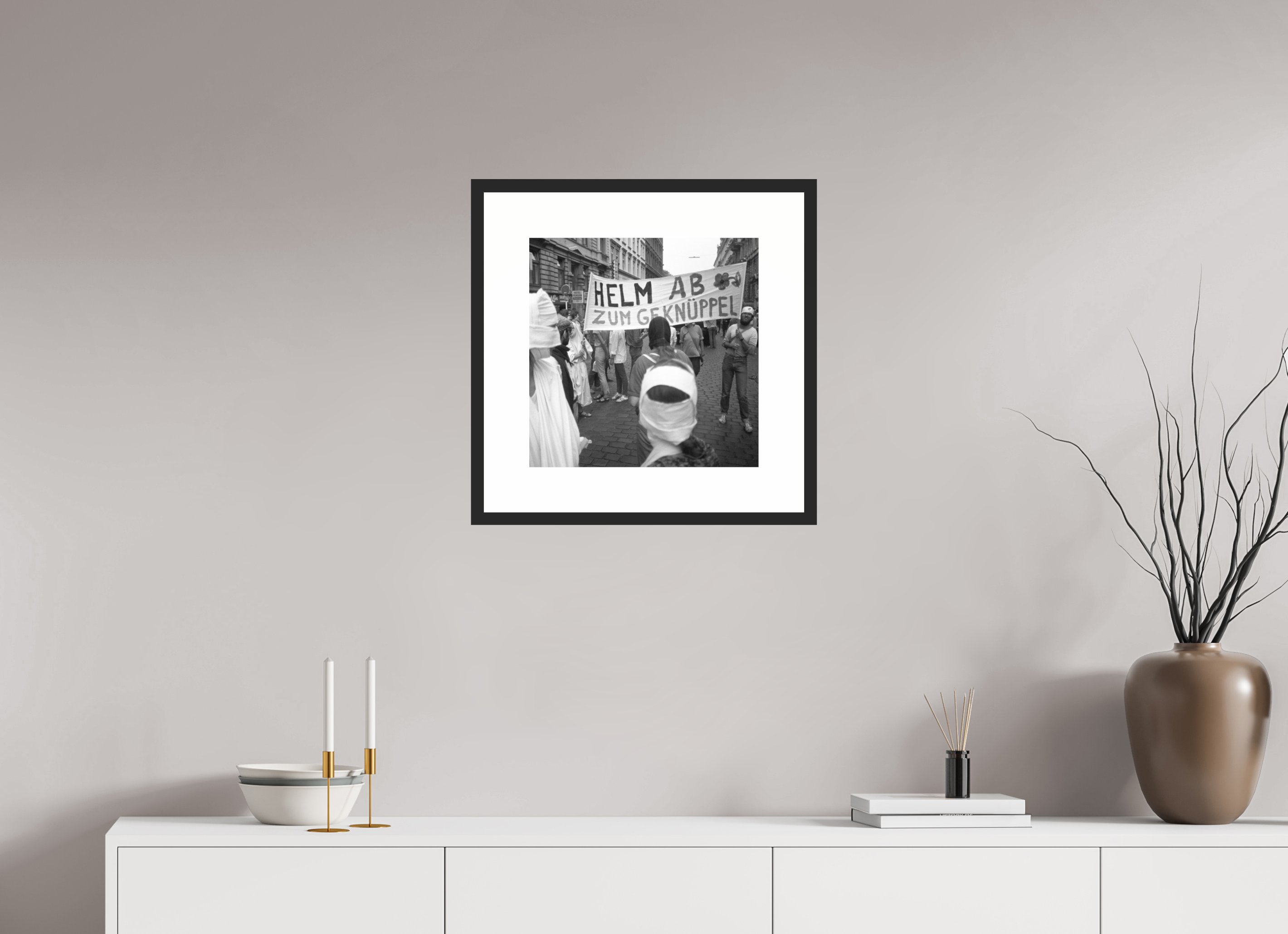 40 x 40 cm, 4b. Foto im Holz-Rahmen (20mm) mit Weißrand Johannes Hartmann: Helm ab zum Geknüppel (S/W-Foto)