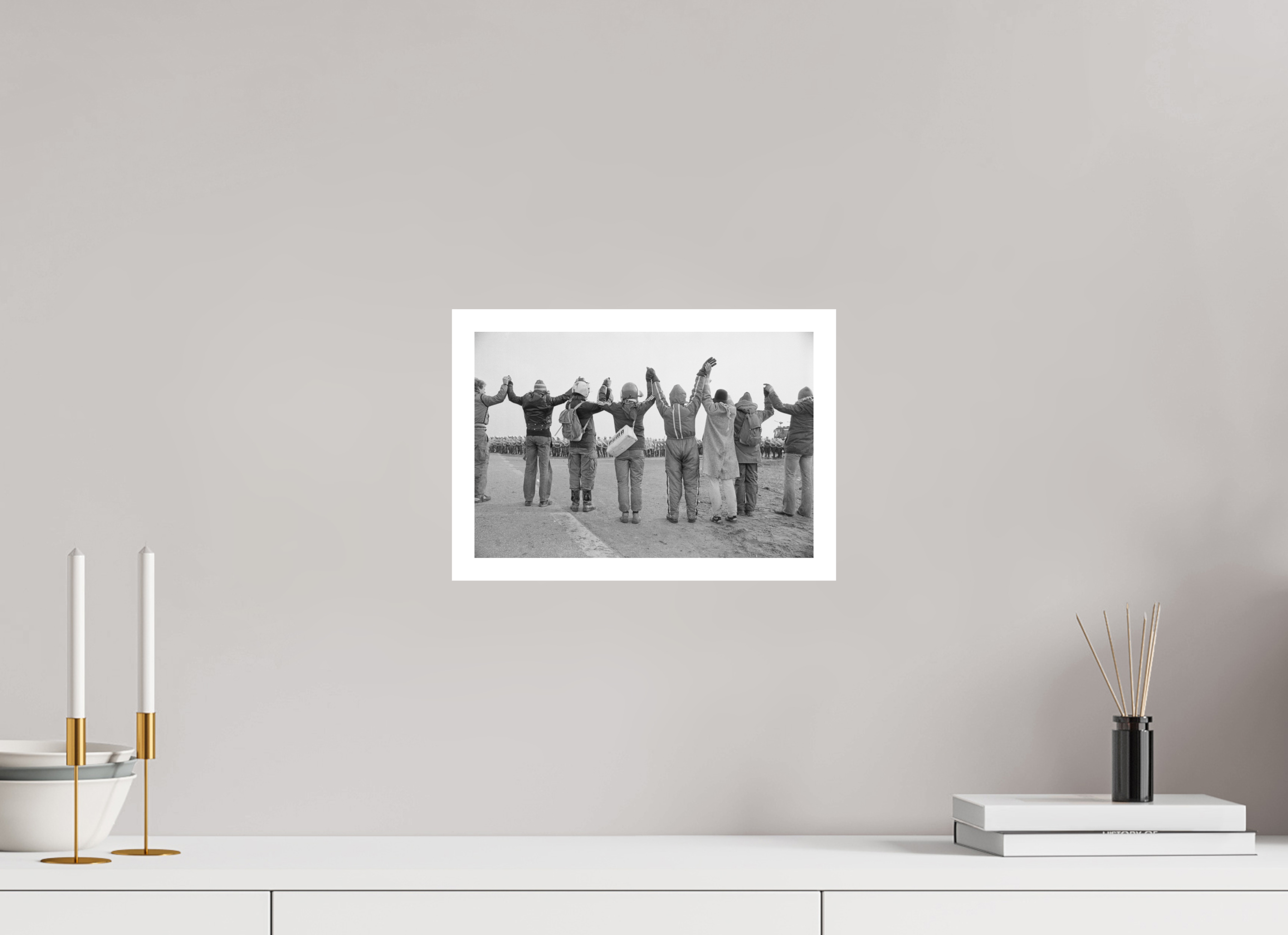 30 x 20 cm, 1. Foto mit Weißrand Johannes Hartmann: Schaut her, wir demonstrieren gewaltfrei (S/W-Foto)