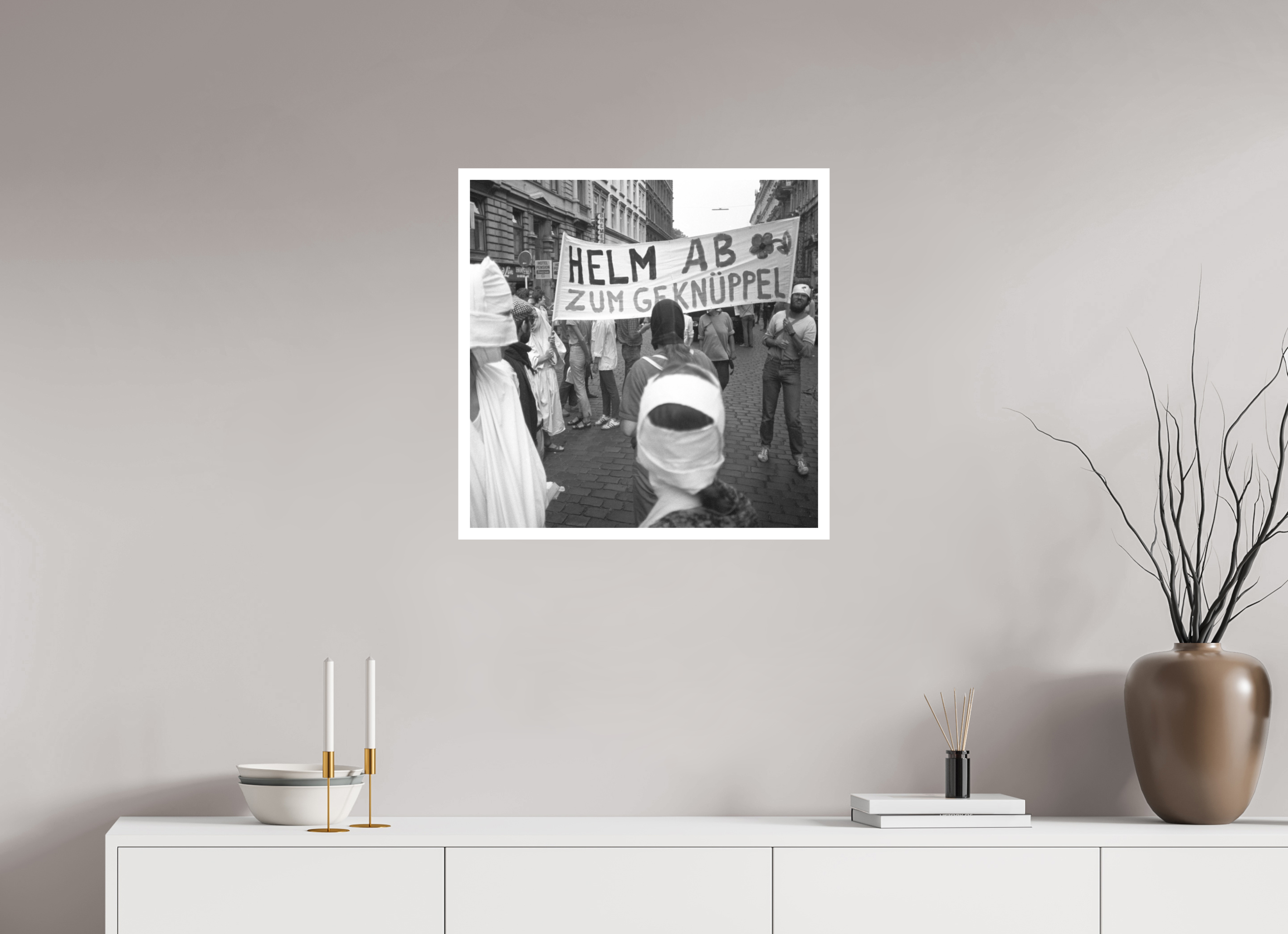 60 x 60 cm, 1. Foto mit Weißrand Johannes Hartmann: Helm ab zum Geknüppel (S/W-Foto)