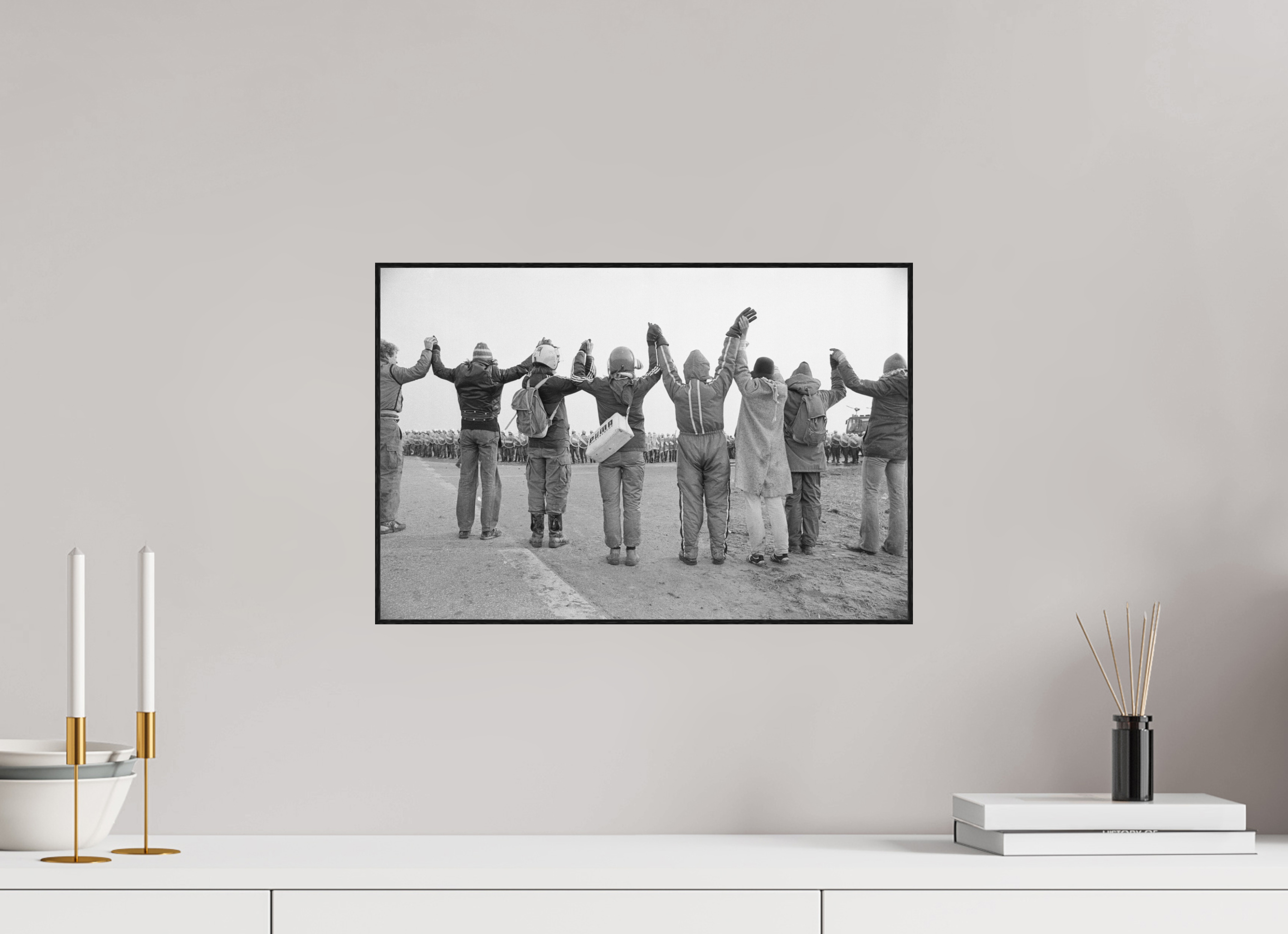 45 x 30 cm, 3a. Foto in ArtBox (4mm) Johannes Hartmann: Schaut her, wir demonstrieren gewaltfrei (S/W-Foto)