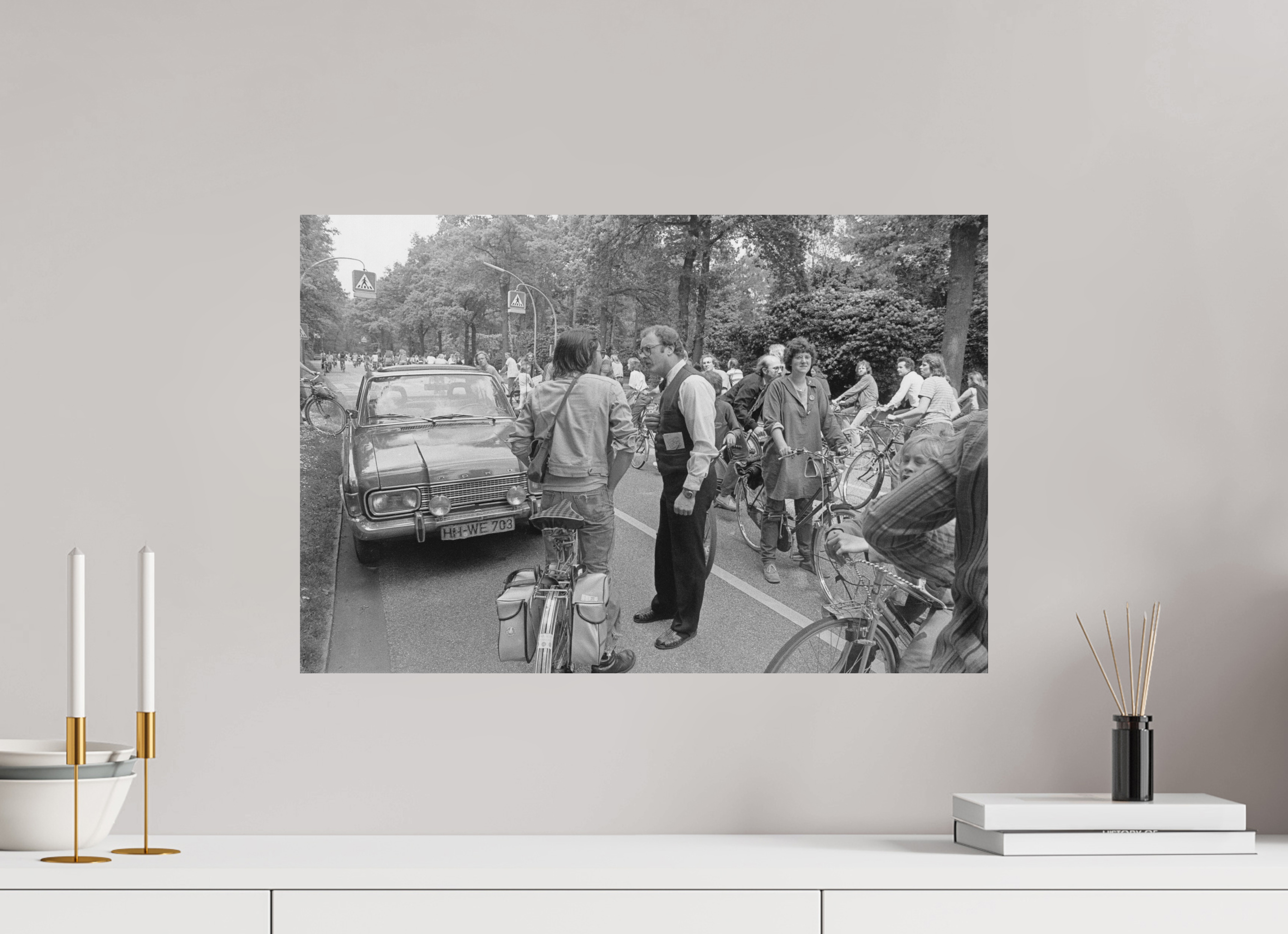 60 x 40 cm, 2. Foto auf Alu-Dibond Johannes Hartmann: Ihr könnt doch hier nicht einfach den ganzen Verkehr aufhalten… (S/W-Foto)