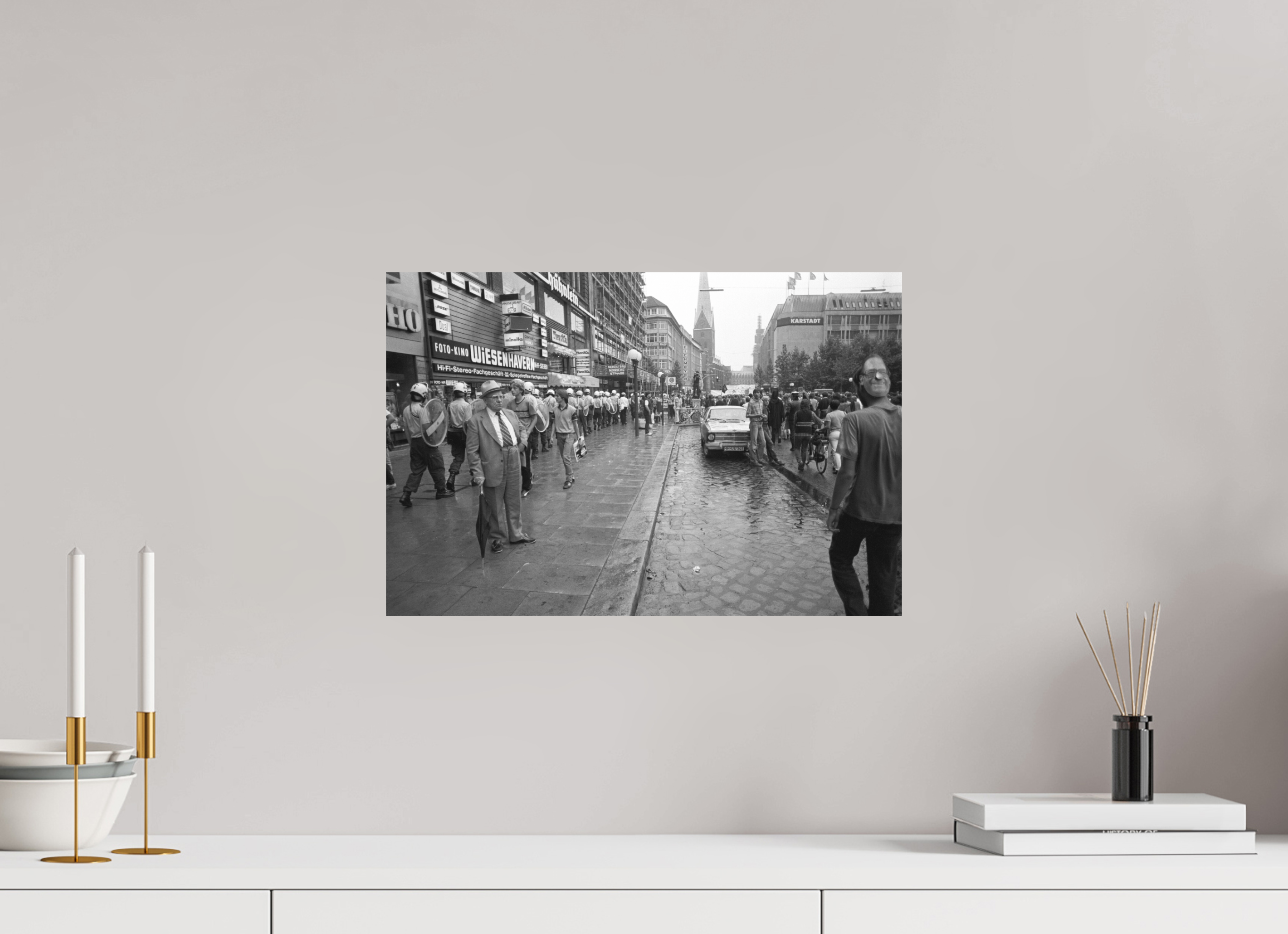 45 x 30 cm, 2. Foto auf Alu-Dibond Johannes Hartmann: Was soll dieser ganze Zirkus? (S/W-Foto)