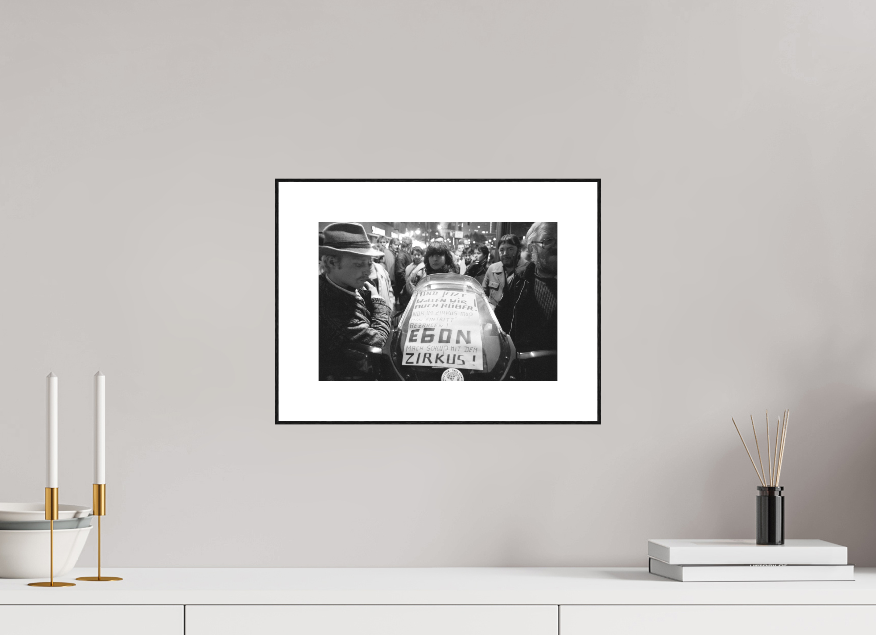 30 x 20 cm, 3b. Foto in ArtBox (4mm) mit Weißrand Johannes Hartmann: Mach Schluss, Egon ! (S/W-Foto)