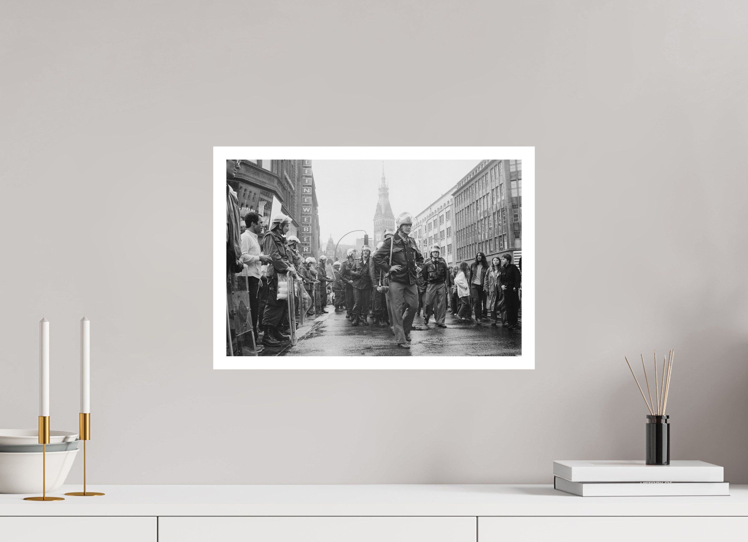 45 x 30 cm, 1. Foto mit Weißrand Johannes Hartmann: Markanter Aufmarsch (S/W-Foto)