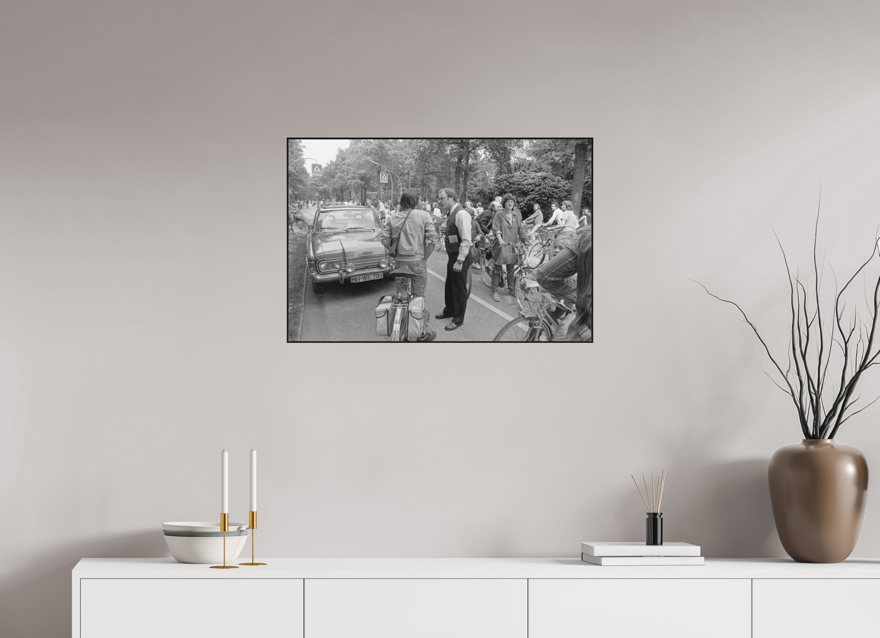 75 x 50 cm, 3a. Foto in ArtBox (4mm) Johannes Hartmann: Ihr könnt doch hier nicht einfach den ganzen Verkehr aufhalten… (S/W-Foto)