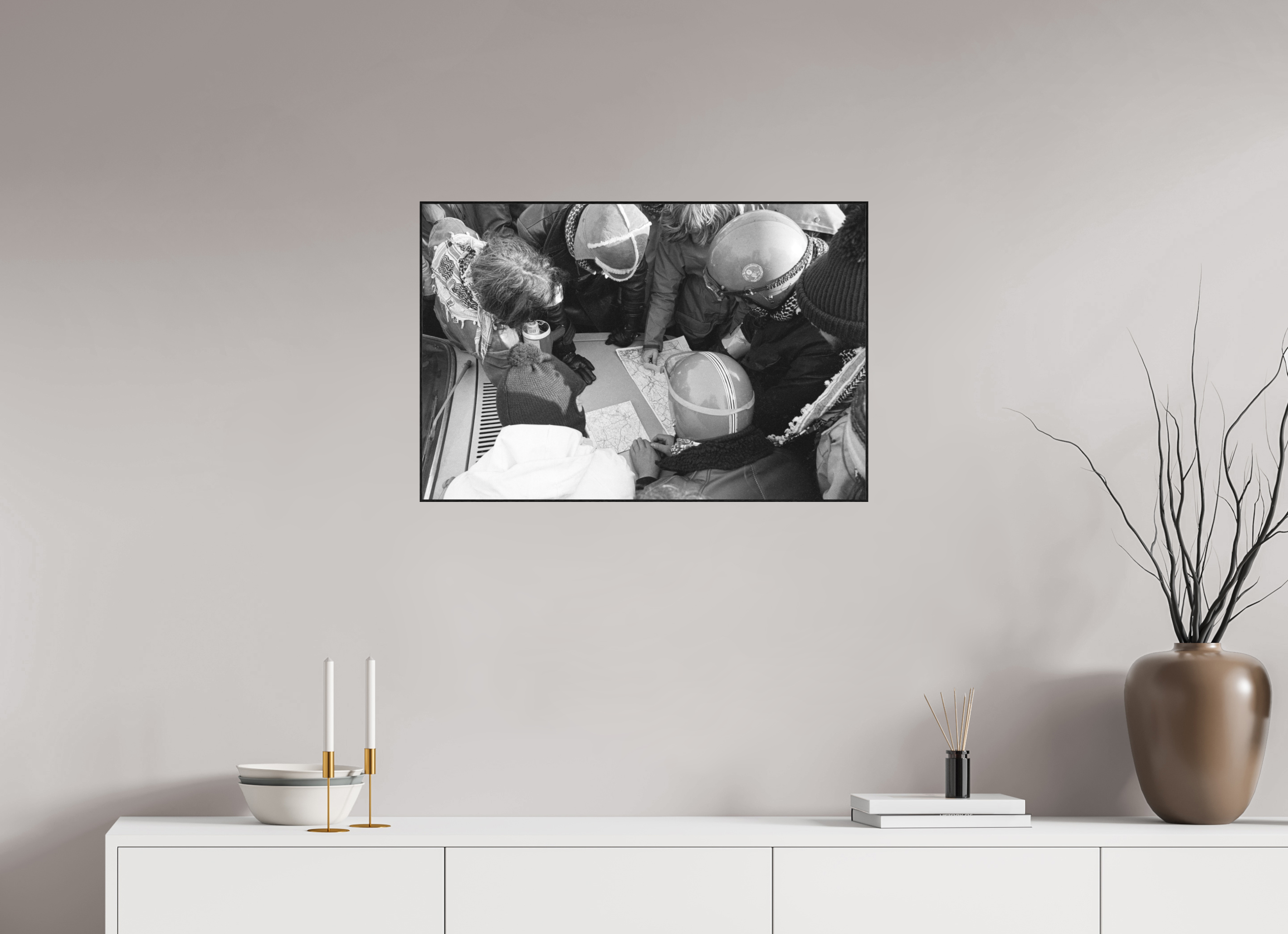 75 x 50 cm, 3a. Foto in ArtBox (4mm) Johannes Hartmann: Wie umgehen wir die Polizeisperren? (S/W-Foto)