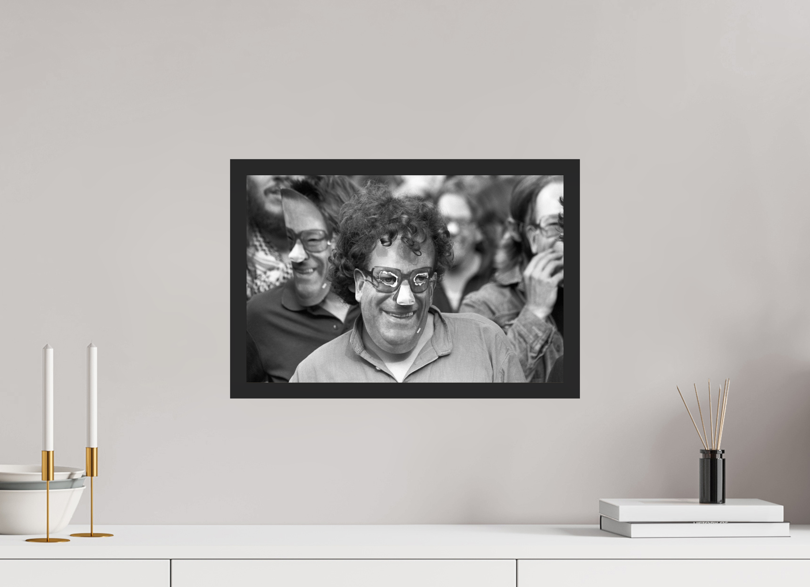 45 x 30 cm, 4a. Foto im Holz-Rahmen (20mm) Johannes Hartmann: Zimmermann-Masken (S/W-Foto)