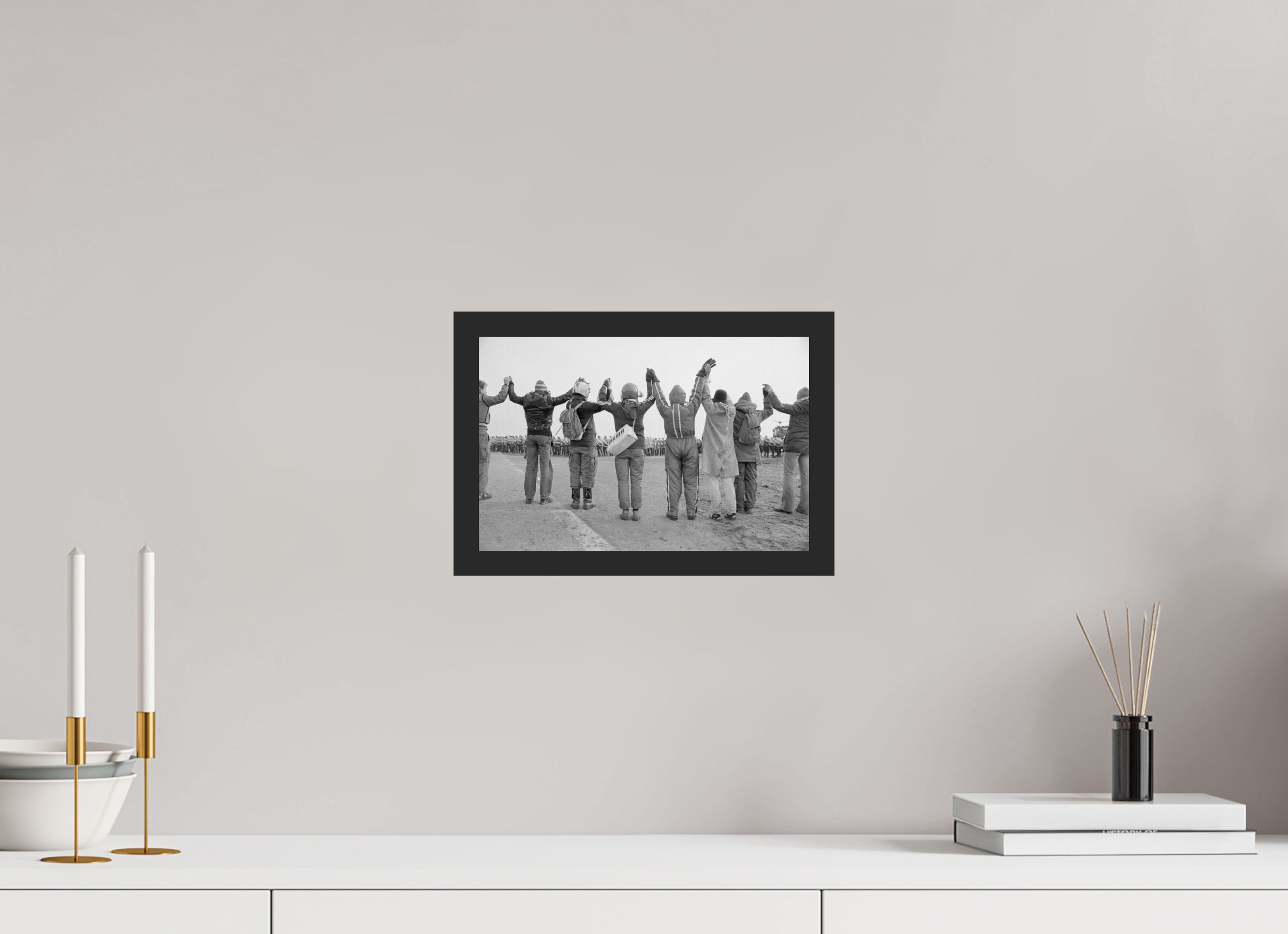 30 x 20 cm, 4a. Foto im Holz-Rahmen (20mm) Johannes Hartmann: Schaut her, wir demonstrieren gewaltfrei (S/W-Foto)