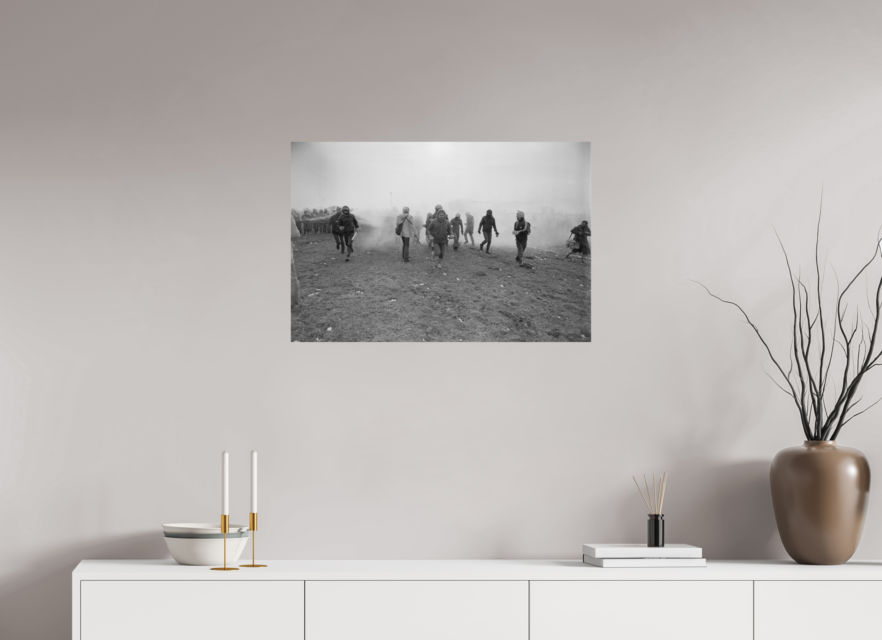 75 x 50 cm, 2. Foto auf Alu-Dibond Johannes Hartmann: Eskalation am Bauzaun 3 – Rückzug (S/W-Foto)