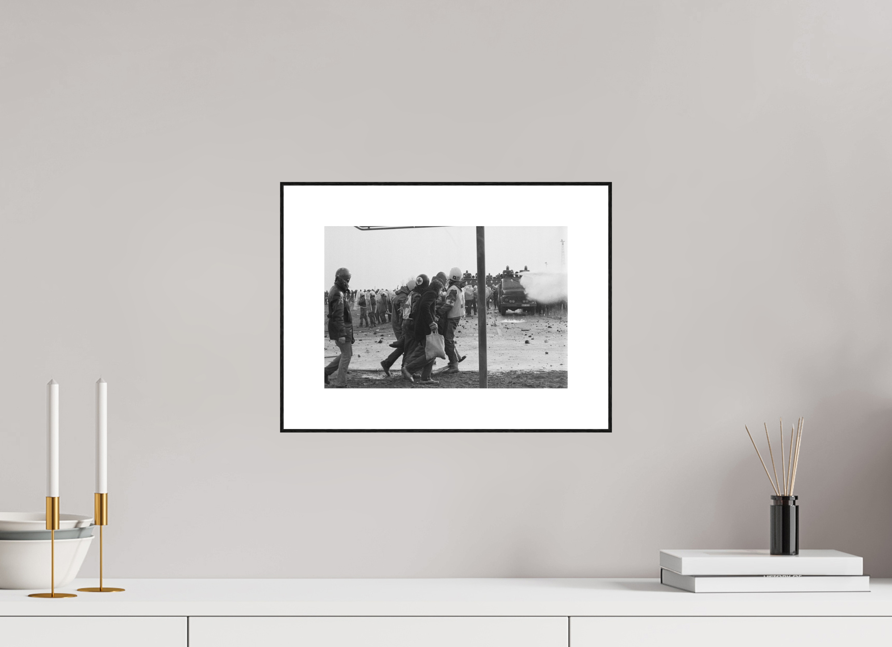 30 x 20 cm, 3b. Foto in ArtBox (4mm) mit Weißrand Johannes Hartmann: Verletztentransport (S/W-Foto)