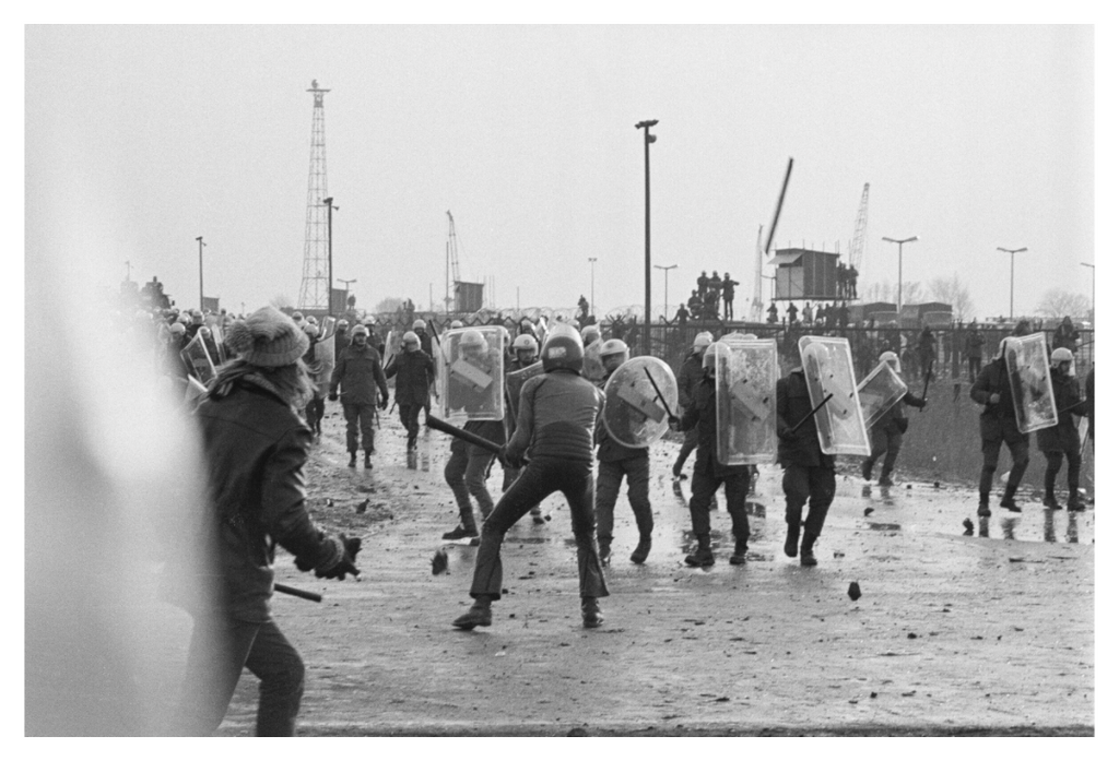 Main image Johannes Hartmann: Eskalation am Bauzaun 2 (S/W-Foto)