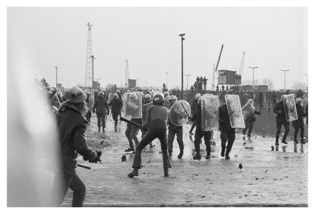 Main image Johannes Hartmann: Eskalation am Bauzaun 2 (S/W-Foto)