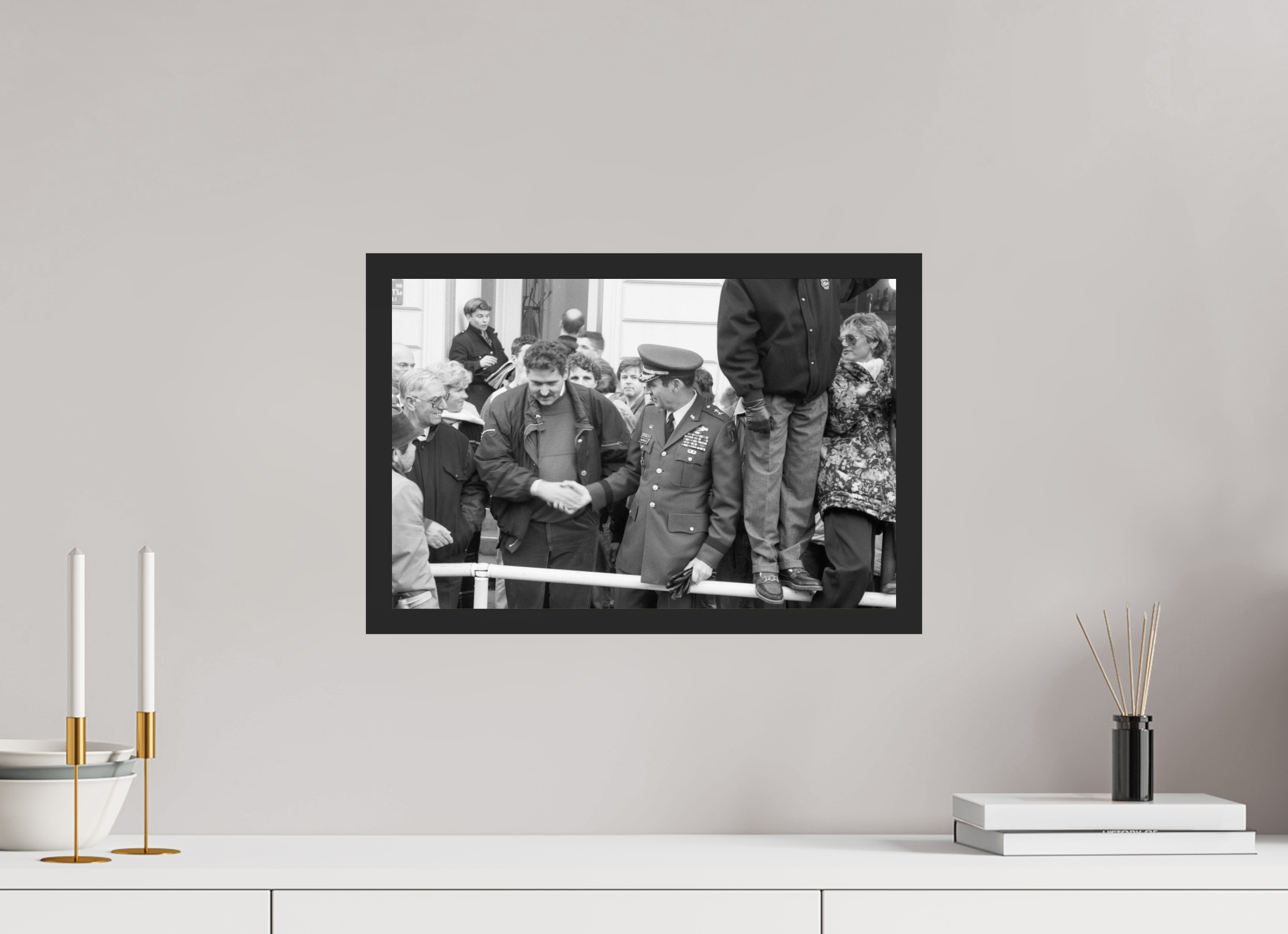 45 x 30 cm, 4a. Foto im Holz-Rahmen (20mm) Johannes Hartmann: Der Handschlag (S/W-Foto)